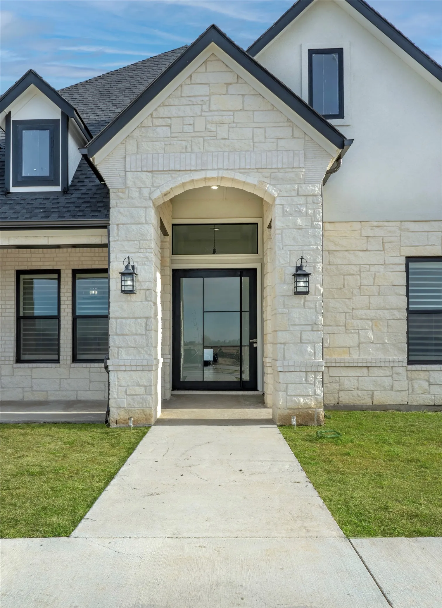 Single Family Residence For Sale in Rockwall County , 165 Ranch House Road, Rockwall, Texas 75032, 4 Bedroom, 4 Bathroom, 3 Garage spaces, 3,479 Sqft, built in 2021, mls#21374236, Real Estate Agent in Rockwall, Homes For Sale in Rockwall county, Homes For Sale in Rockwall, Realtor in Rockwall Texas, Real Estate Brokerage Independent Realty Texas, Luminita Cordes Realtor