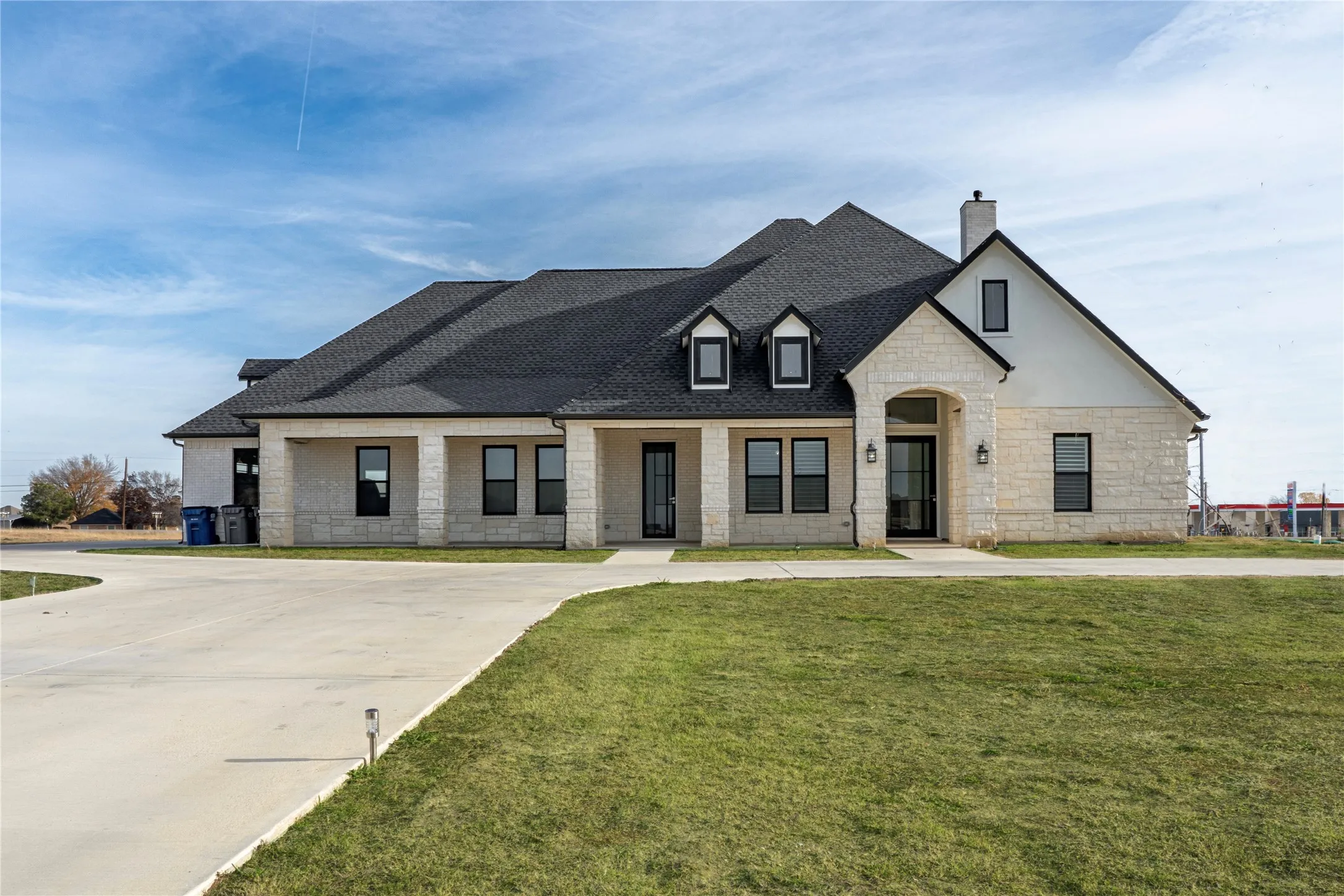 Single Family Residence For Sale in Rockwall County , 165 Ranch House Road, Rockwall, Texas 75032, 4 Bedroom, 4 Bathroom, 3 Garage spaces, 3,479 Sqft, built in 2021, mls#21374236, Real Estate Agent in Rockwall, Homes For Sale in Rockwall county, Homes For Sale in Rockwall, Realtor in Rockwall Texas, Real Estate Brokerage Independent Realty Texas, Luminita Cordes Realtor