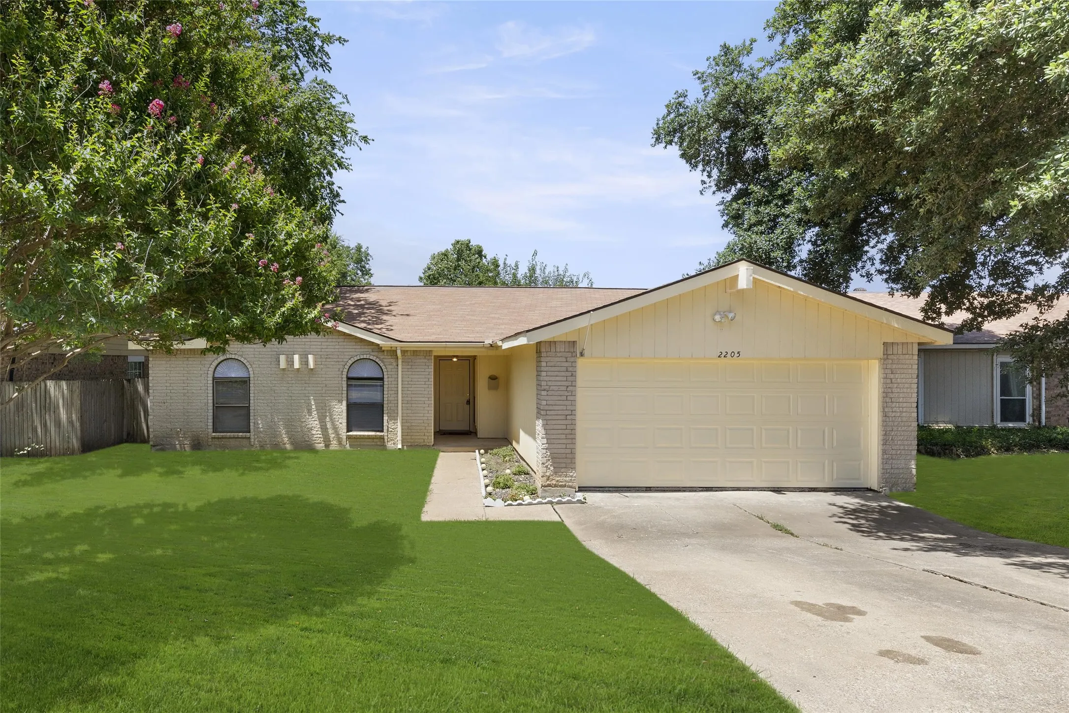 Single Family Residence For Rent in Tarrant County , 2205 Foxcroft Lane, Arlington, Texas 76014, 3 Bedroom, 2 Bathroom, 2 Garage spaces, 1,706 Sqft, built in 1980, mls#21380779, Real Estate Agent in Arlington, Homes For Rent in Tarrant county, Homes For Rent in Arlington, Realtor in Arlington Texas, Real Estate Brokerage Independent Realty Texas, Luminita Cordes Realtor
