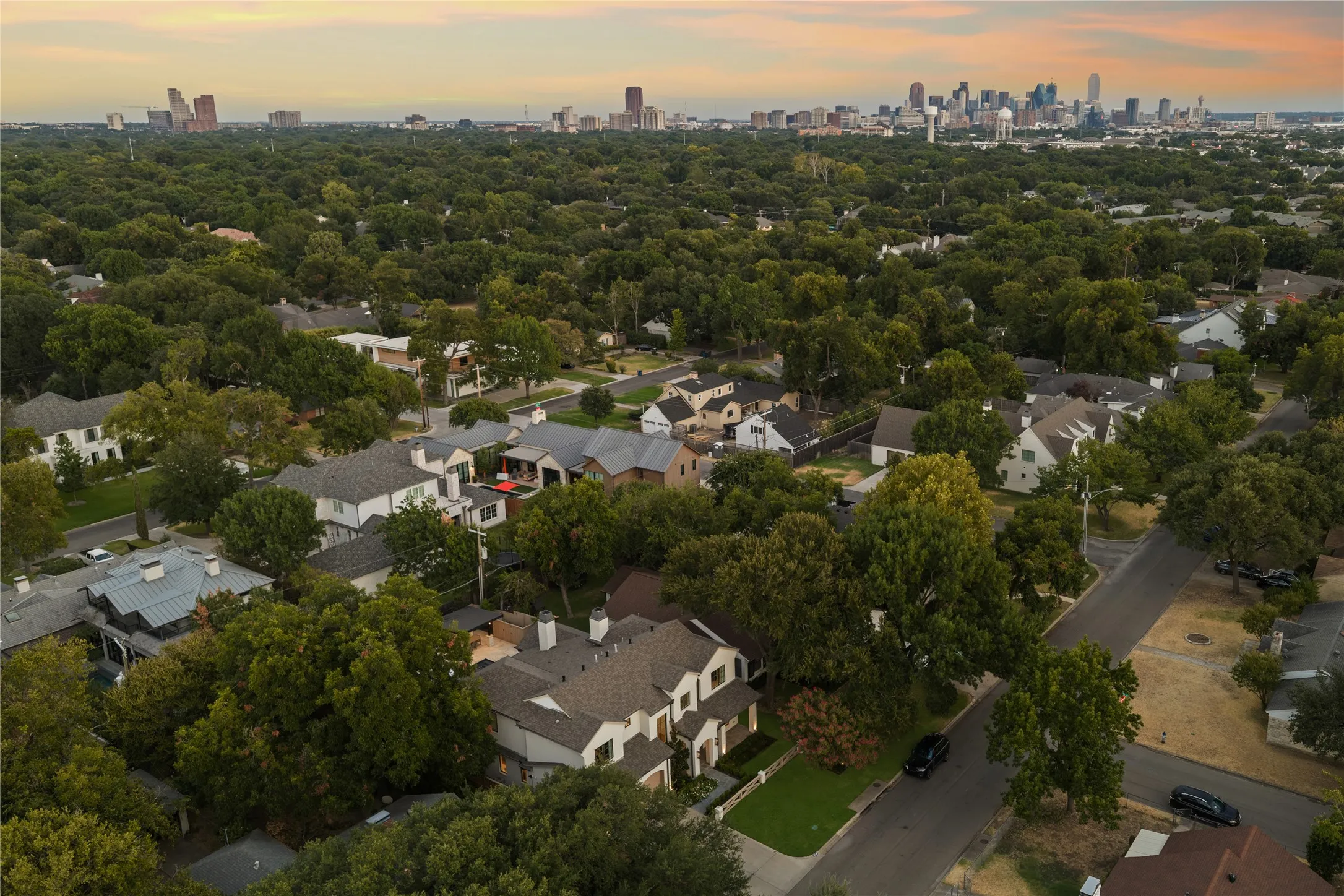 Single Family Residence For Sale in Dallas County , 6716 Oriole Drive, Dallas, Texas 75209, 4 Bedroom, 5 Bathroom, 2 Garage spaces, 4,718 Sqft, built in 2020, mls#21376641, Real Estate Agent in Dallas, Homes For Sale in Dallas county, Homes For Sale in Dallas, Realtor in Dallas Texas, Real Estate Brokerage Independent Realty Texas, Luminita Cordes Realtor