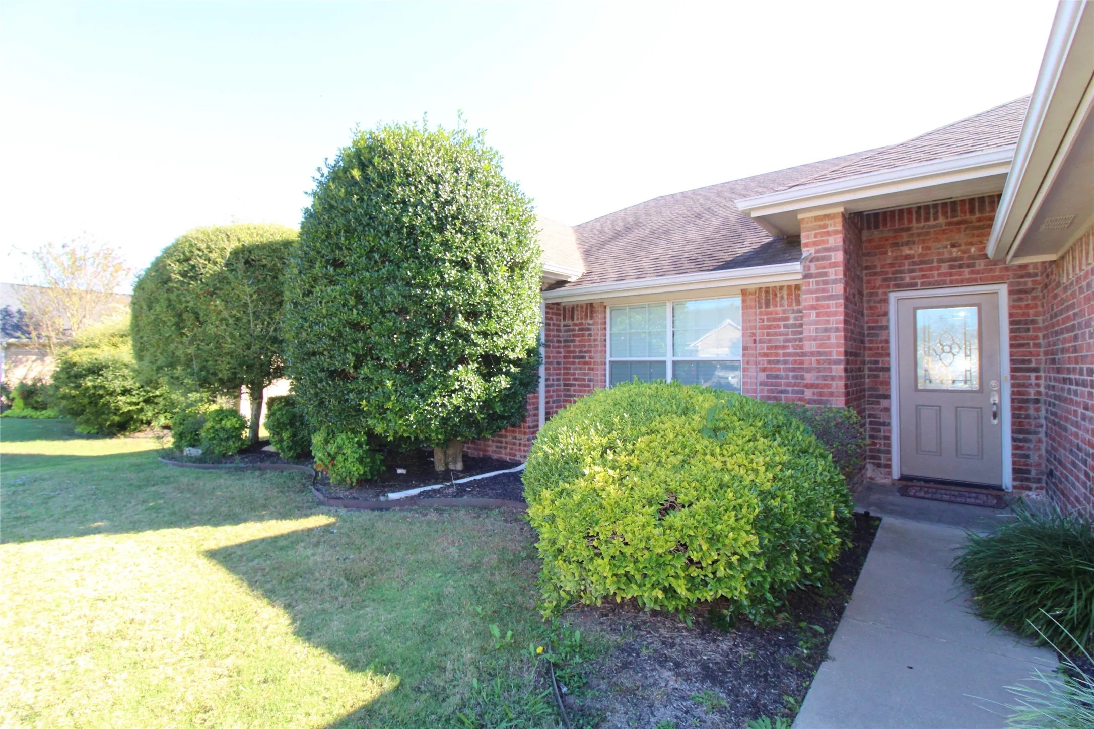 Single Family Residence For Rent in Ellis County , 6218 Bentwood Drive, Midlothian, Texas 76065, 4 Bedroom, 2 Bathroom, 2 Garage spaces, 1,860 Sqft, built in 2002, mls#21380790, Real Estate Agent in Midlothian, Homes For Rent in Ellis county, Homes For Rent in Midlothian, Realtor in Midlothian Texas, Real Estate Brokerage Independent Realty Texas, Luminita Cordes Realtor