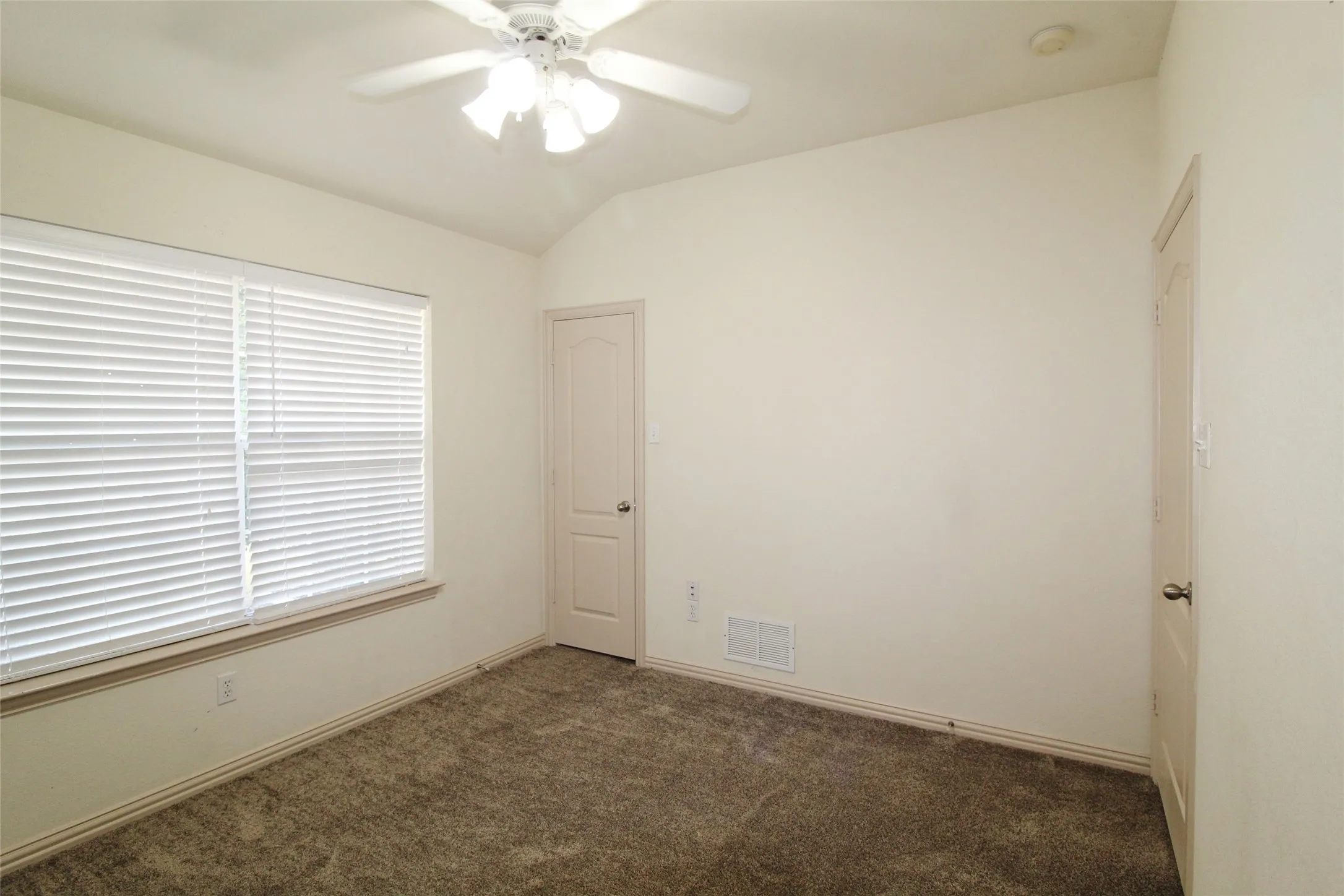 Single Family Residence For Rent in Ellis County , 6218 Bentwood Drive, Midlothian, Texas 76065, 4 Bedroom, 2 Bathroom, 2 Garage spaces, 1,860 Sqft, built in 2002, mls#21380790, Real Estate Agent in Midlothian, Homes For Rent in Ellis county, Homes For Rent in Midlothian, Realtor in Midlothian Texas, Real Estate Brokerage Independent Realty Texas, Luminita Cordes Realtor