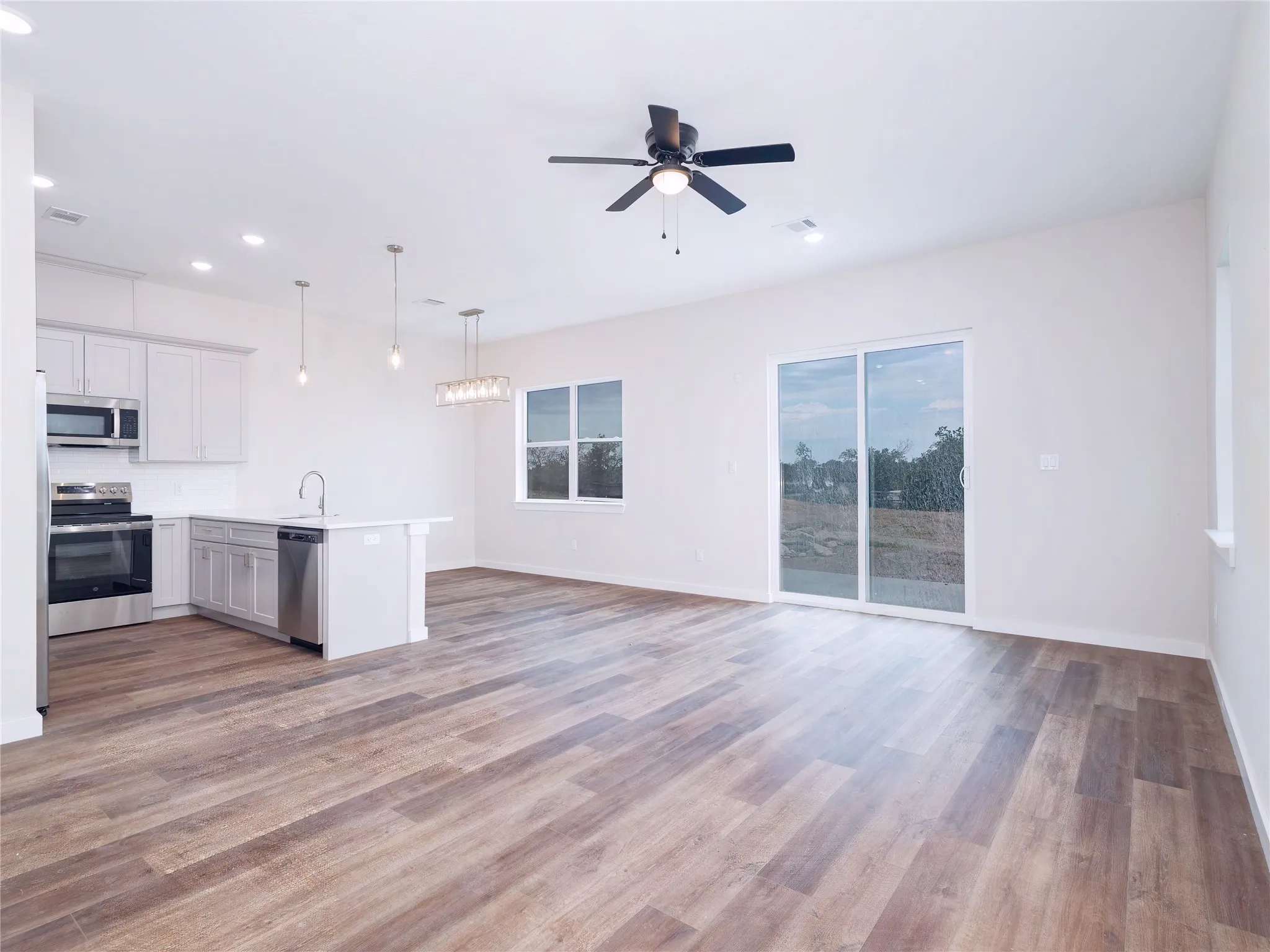 Single Family Residence For Sale in Hamilton County , 712 N Sycamore, Hico, Texas 76457, 3 Bedroom, 3 Bathroom, 2 Garage spaces, 1,608 Sqft, built in 2025, mls#21380791, Real Estate Agent in Hico, Homes For Sale in Hamilton county, Homes For Sale in Hico, Realtor in Hico Texas, Real Estate Brokerage Independent Realty Texas, Luminita Cordes Realtor