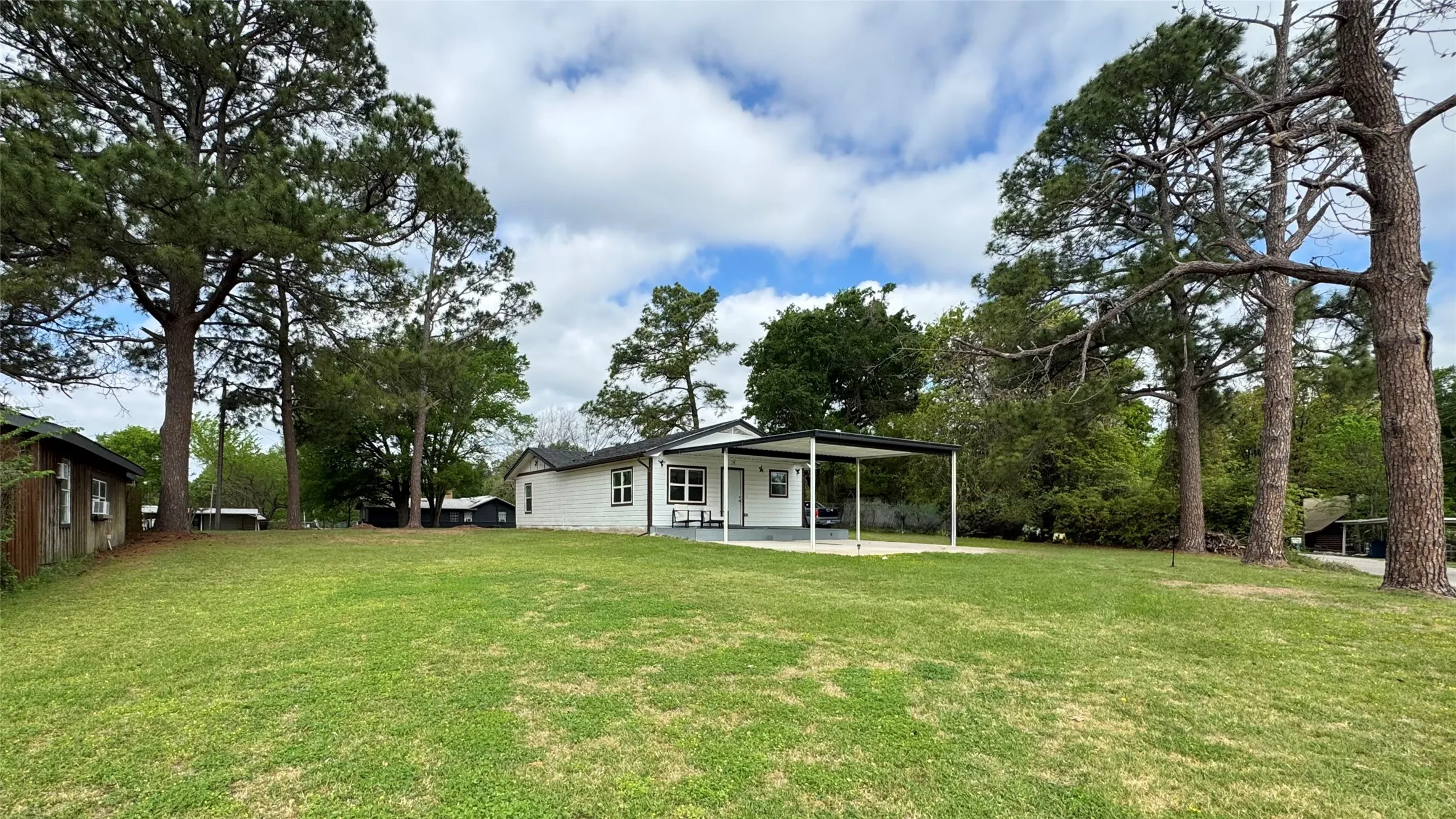 Single Family Residence For Sale in Henderson County , 191 Harmon Road, Gun Barrel City, Texas 75156, 2 Bedroom, 1 Bathroom, Garage spaces, 1,056 Sqft, built in 1967, mls#21380812, Real Estate Agent in Gun Barrel City, Homes For Sale in Henderson county, Homes For Sale in Gun Barrel City, Realtor in Gun Barrel City Texas, Real Estate Brokerage Independent Realty Texas, Luminita Cordes Realtor