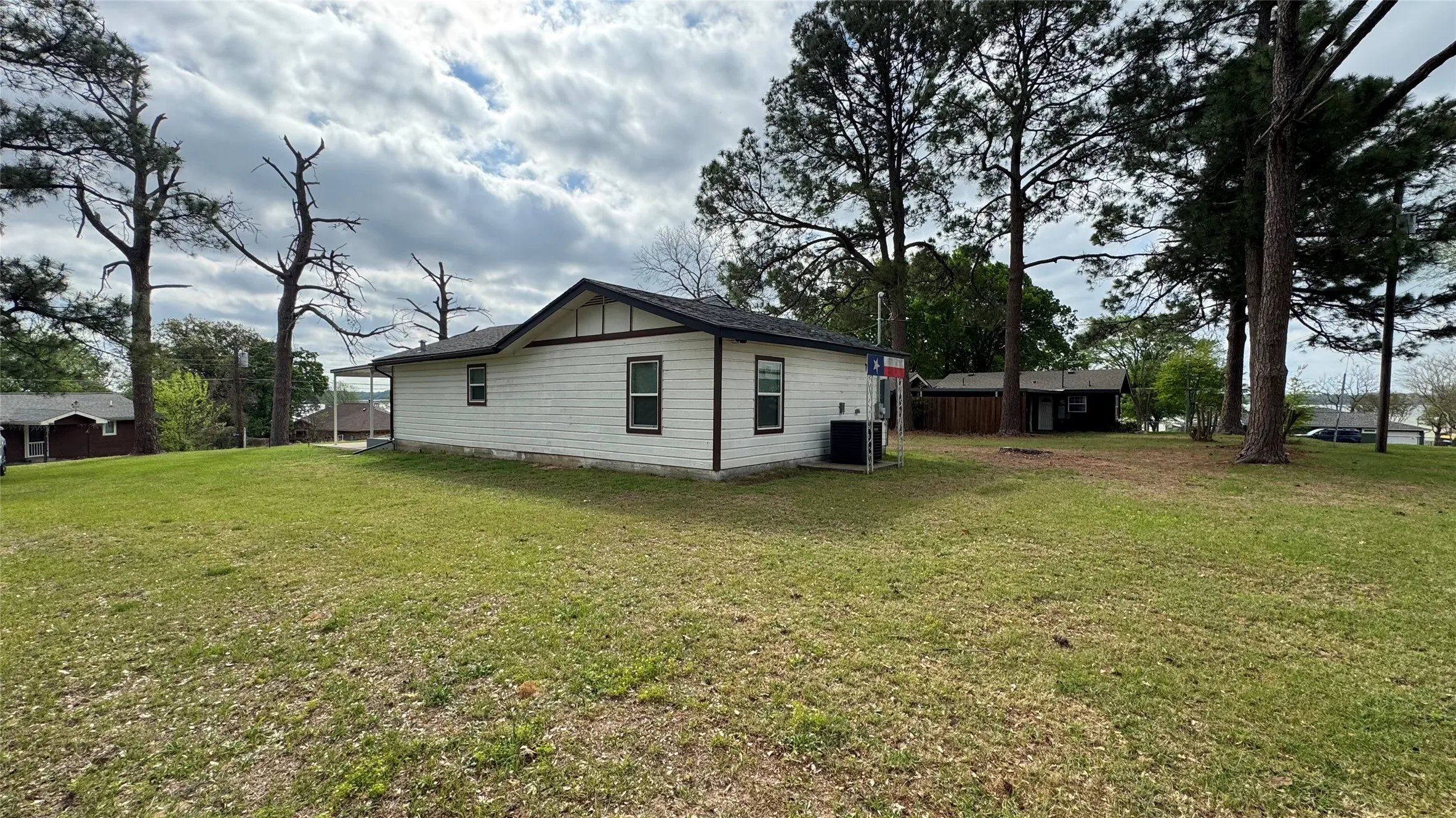 Single Family Residence For Sale in Henderson County , 191 Harmon Road, Gun Barrel City, Texas 75156, 2 Bedroom, 1 Bathroom, Garage spaces, 1,056 Sqft, built in 1967, mls#21380812, Real Estate Agent in Gun Barrel City, Homes For Sale in Henderson county, Homes For Sale in Gun Barrel City, Realtor in Gun Barrel City Texas, Real Estate Brokerage Independent Realty Texas, Luminita Cordes Realtor