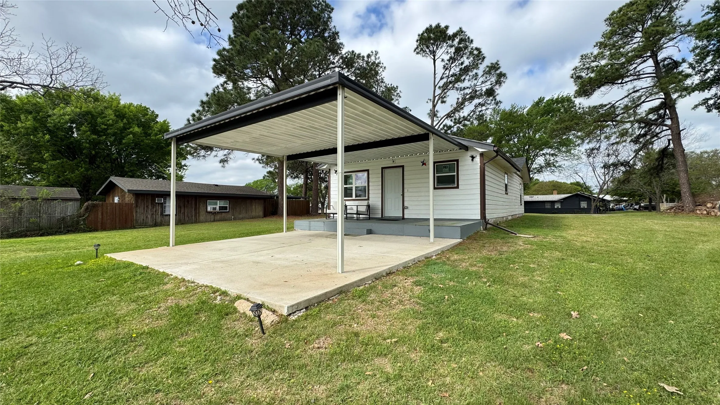 Single Family Residence For Sale in Henderson County , 191 Harmon Road, Gun Barrel City, Texas 75156, 2 Bedroom, 1 Bathroom, Garage spaces, 1,056 Sqft, built in 1967, mls#21380812, Real Estate Agent in Gun Barrel City, Homes For Sale in Henderson county, Homes For Sale in Gun Barrel City, Realtor in Gun Barrel City Texas, Real Estate Brokerage Independent Realty Texas, Luminita Cordes Realtor