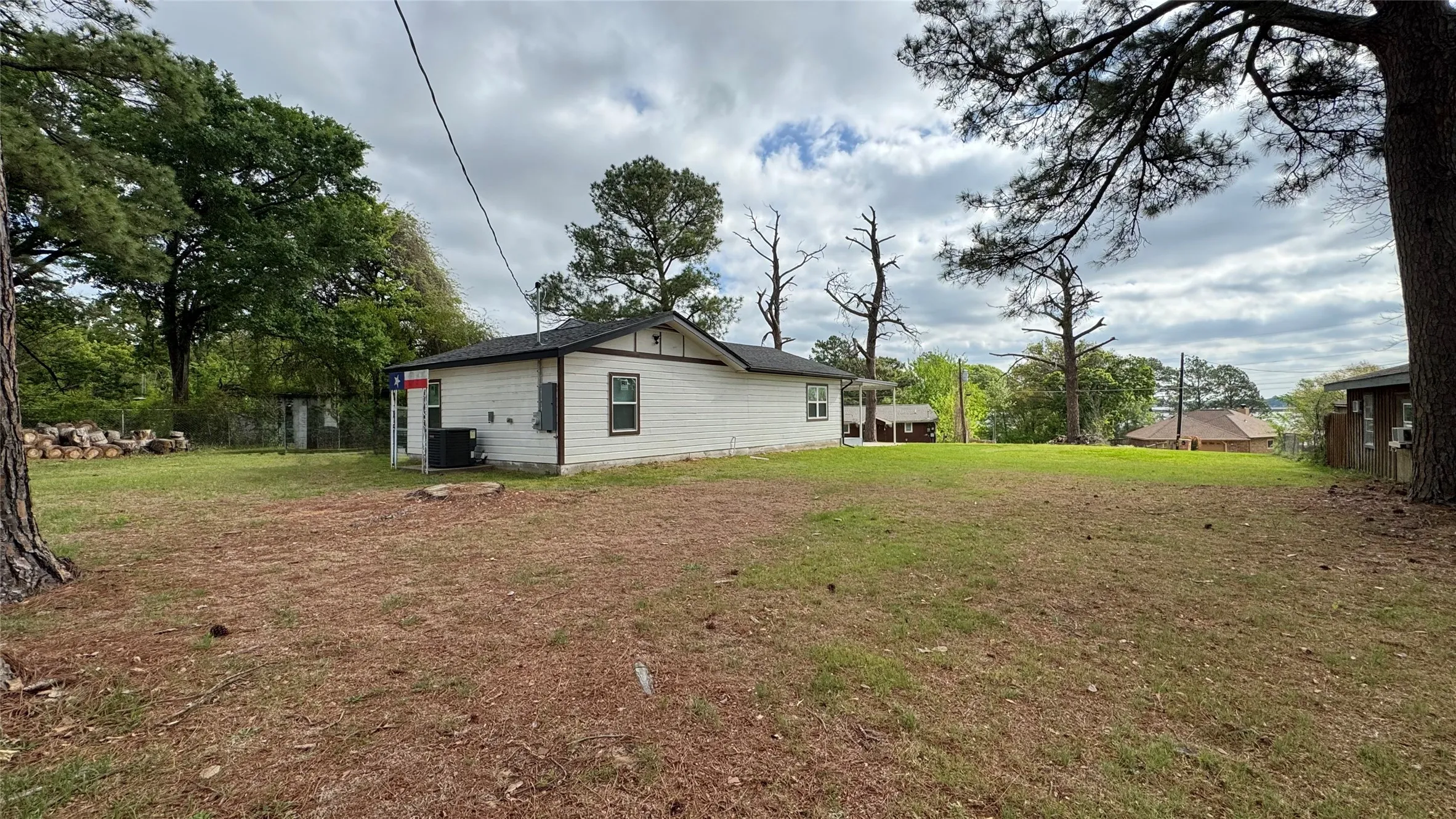 Single Family Residence For Sale in Henderson County , 191 Harmon Road, Gun Barrel City, Texas 75156, 2 Bedroom, 1 Bathroom, Garage spaces, 1,056 Sqft, built in 1967, mls#21380812, Real Estate Agent in Gun Barrel City, Homes For Sale in Henderson county, Homes For Sale in Gun Barrel City, Realtor in Gun Barrel City Texas, Real Estate Brokerage Independent Realty Texas, Luminita Cordes Realtor