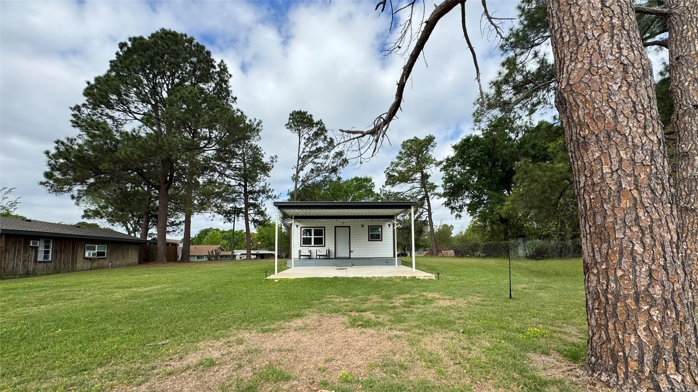 Single Family Residence For Sale in Henderson County , 191 Harmon Road, Gun Barrel City, Texas 75156, 2 Bedroom, 1 Bathroom, Garage spaces, 1,056 Sqft, built in 1967, mls#21380812, Real Estate Agent in Gun Barrel City, Homes For Sale in Henderson county, Homes For Sale in Gun Barrel City, Realtor in Gun Barrel City Texas, Real Estate Brokerage Independent Realty Texas, Luminita Cordes Realtor