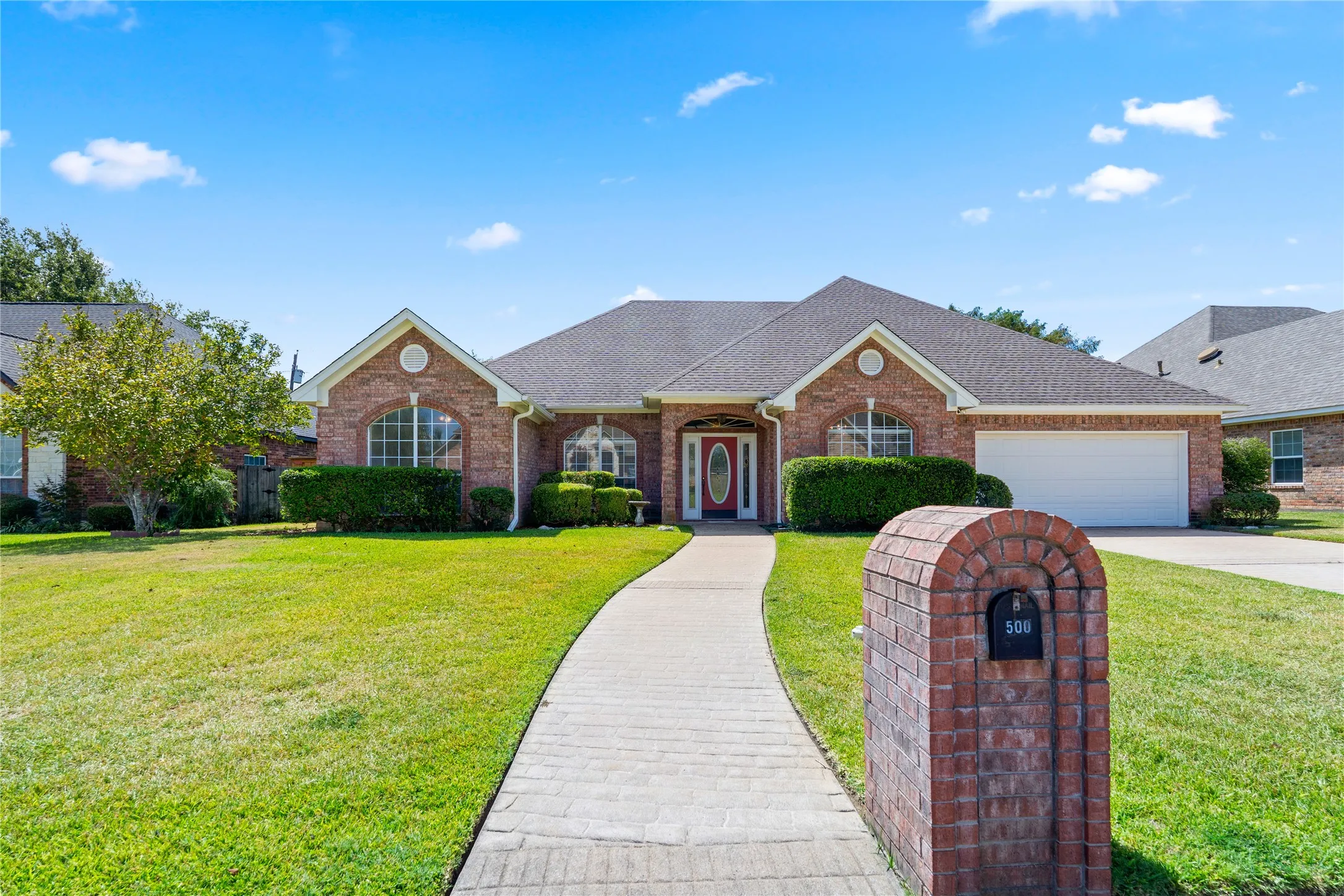 Single Family Residence For Sale in Hopkins County , 500 Kelli Circle, Sulphur Springs, Texas 75482, 3 Bedroom, 2 Bathroom, 2 Garage spaces, 2,136 Sqft, built in 1997, mls#21380519, Real Estate Agent in Sulphur Springs, Homes For Sale in Hopkins county, Homes For Sale in Sulphur Springs, Realtor in Sulphur Springs Texas, Real Estate Brokerage Independent Realty Texas, Luminita Cordes Realtor