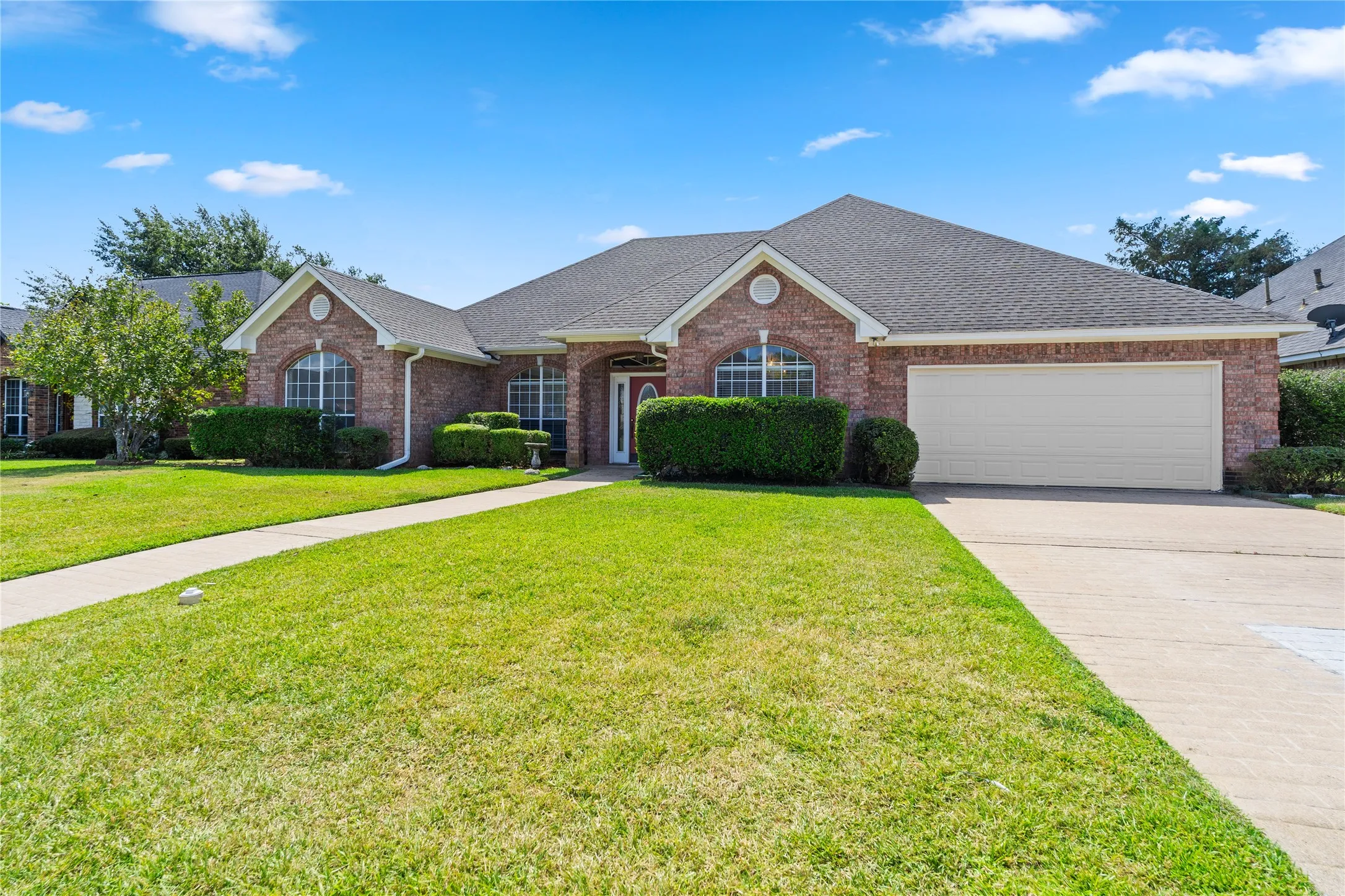 Single Family Residence For Sale in Hopkins County , 500 Kelli Circle, Sulphur Springs, Texas 75482, 3 Bedroom, 2 Bathroom, 2 Garage spaces, 2,136 Sqft, built in 1997, mls#21380519, Real Estate Agent in Sulphur Springs, Homes For Sale in Hopkins county, Homes For Sale in Sulphur Springs, Realtor in Sulphur Springs Texas, Real Estate Brokerage Independent Realty Texas, Luminita Cordes Realtor