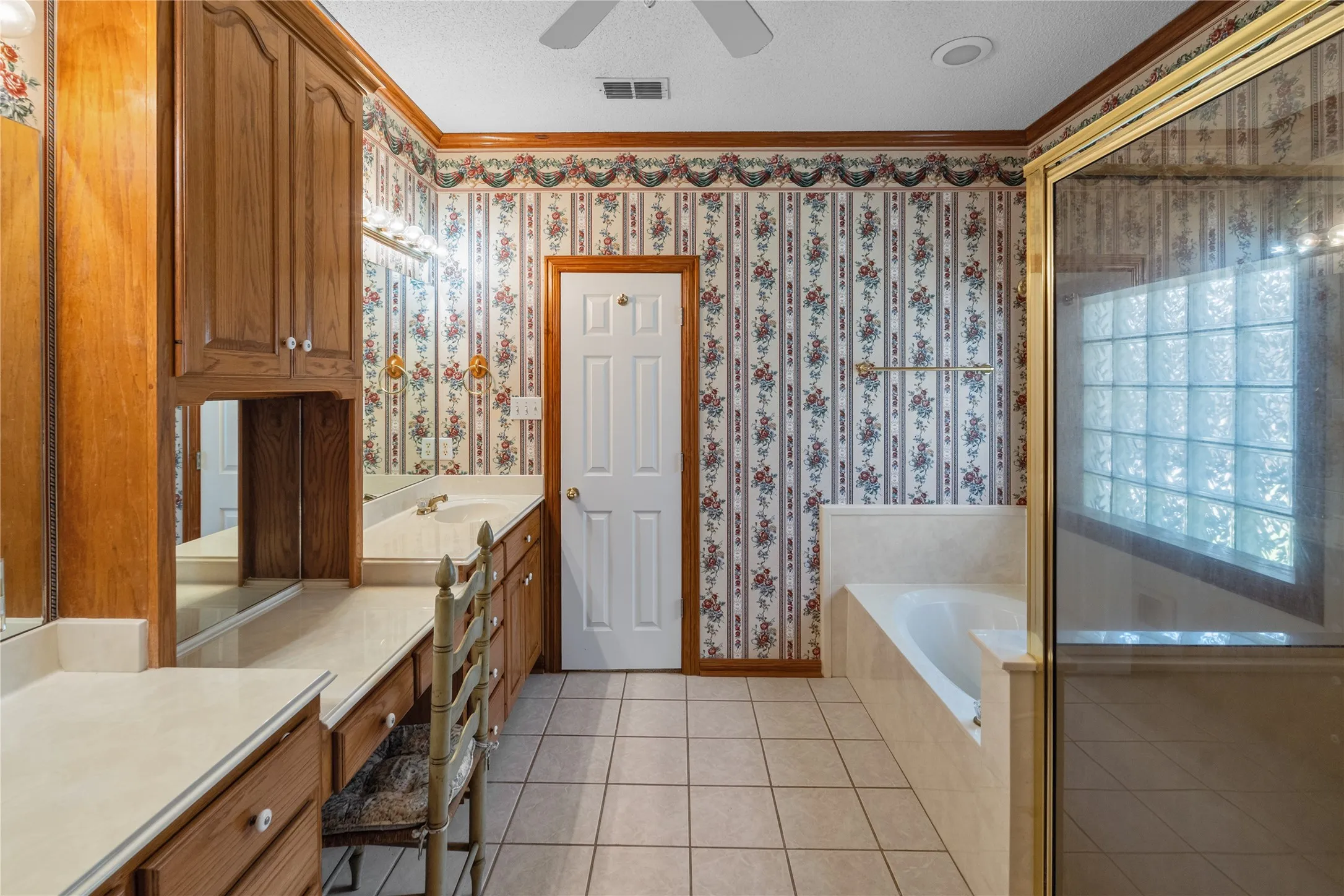 Single Family Residence For Sale in Hopkins County , 500 Kelli Circle, Sulphur Springs, Texas 75482, 3 Bedroom, 2 Bathroom, 2 Garage spaces, 2,136 Sqft, built in 1997, mls#21380519, Real Estate Agent in Sulphur Springs, Homes For Sale in Hopkins county, Homes For Sale in Sulphur Springs, Realtor in Sulphur Springs Texas, Real Estate Brokerage Independent Realty Texas, Luminita Cordes Realtor