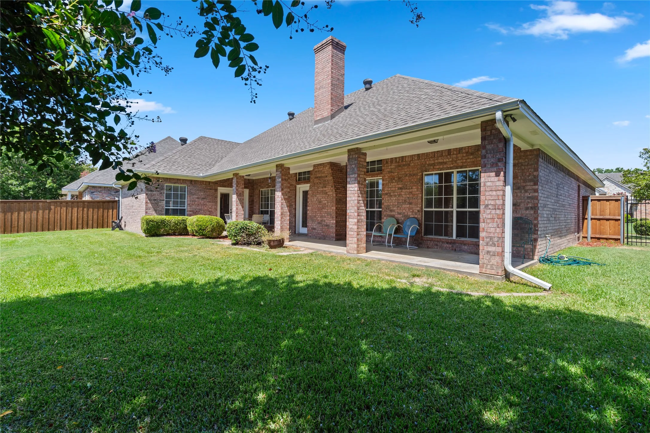 Single Family Residence For Sale in Hopkins County , 500 Kelli Circle, Sulphur Springs, Texas 75482, 3 Bedroom, 2 Bathroom, 2 Garage spaces, 2,136 Sqft, built in 1997, mls#21380519, Real Estate Agent in Sulphur Springs, Homes For Sale in Hopkins county, Homes For Sale in Sulphur Springs, Realtor in Sulphur Springs Texas, Real Estate Brokerage Independent Realty Texas, Luminita Cordes Realtor