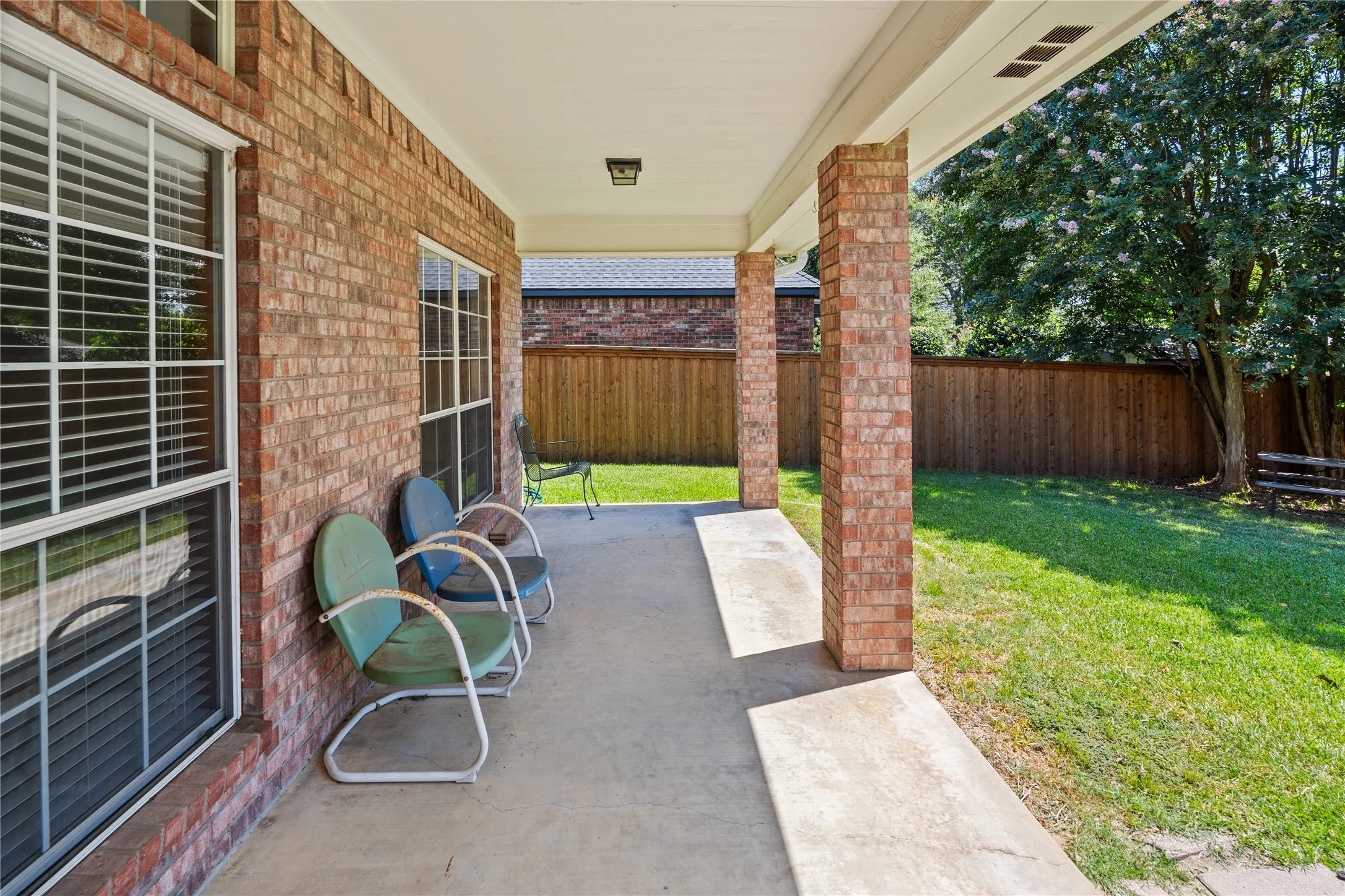 Single Family Residence For Sale in Hopkins County , 500 Kelli Circle, Sulphur Springs, Texas 75482, 3 Bedroom, 2 Bathroom, 2 Garage spaces, 2,136 Sqft, built in 1997, mls#21380519, Real Estate Agent in Sulphur Springs, Homes For Sale in Hopkins county, Homes For Sale in Sulphur Springs, Realtor in Sulphur Springs Texas, Real Estate Brokerage Independent Realty Texas, Luminita Cordes Realtor