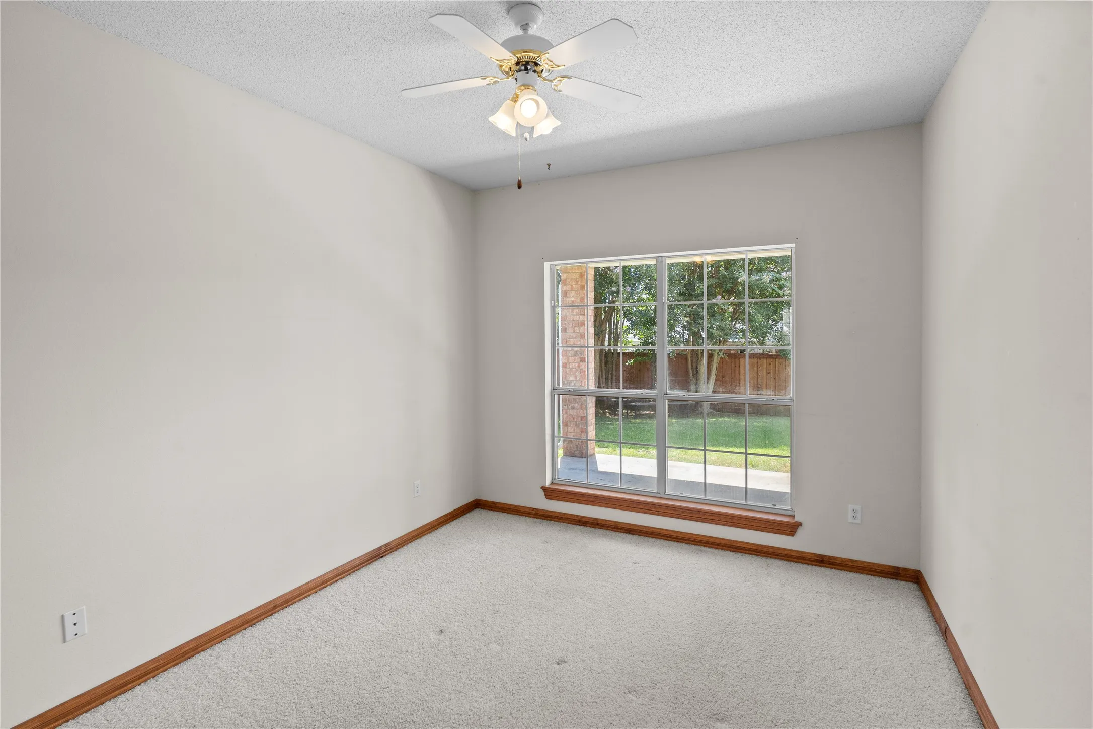 Single Family Residence For Sale in Hopkins County , 500 Kelli Circle, Sulphur Springs, Texas 75482, 3 Bedroom, 2 Bathroom, 2 Garage spaces, 2,136 Sqft, built in 1997, mls#21380519, Real Estate Agent in Sulphur Springs, Homes For Sale in Hopkins county, Homes For Sale in Sulphur Springs, Realtor in Sulphur Springs Texas, Real Estate Brokerage Independent Realty Texas, Luminita Cordes Realtor