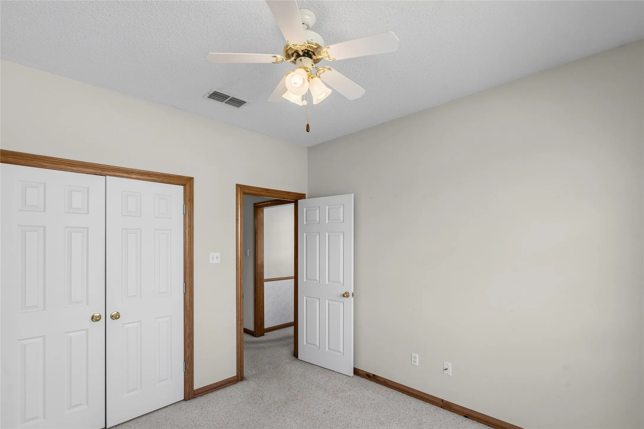 Single Family Residence For Sale in Hopkins County , 500 Kelli Circle, Sulphur Springs, Texas 75482, 3 Bedroom, 2 Bathroom, 2 Garage spaces, 2,136 Sqft, built in 1997, mls#21380519, Real Estate Agent in Sulphur Springs, Homes For Sale in Hopkins county, Homes For Sale in Sulphur Springs, Realtor in Sulphur Springs Texas, Real Estate Brokerage Independent Realty Texas, Luminita Cordes Realtor