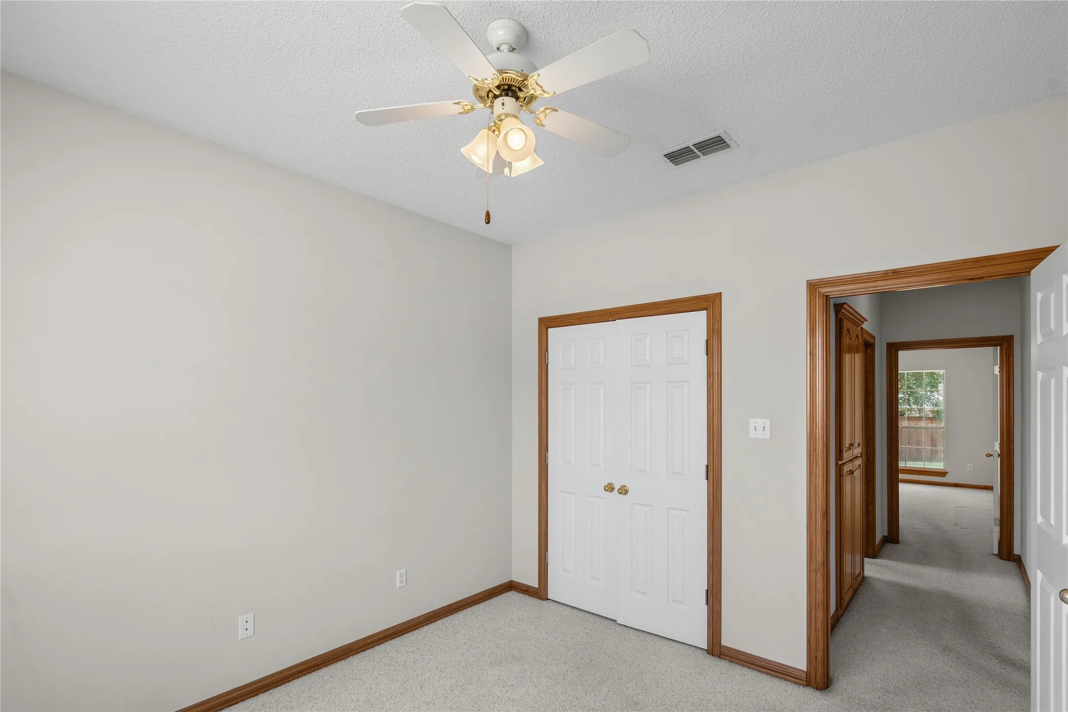 Single Family Residence For Sale in Hopkins County , 500 Kelli Circle, Sulphur Springs, Texas 75482, 3 Bedroom, 2 Bathroom, 2 Garage spaces, 2,136 Sqft, built in 1997, mls#21380519, Real Estate Agent in Sulphur Springs, Homes For Sale in Hopkins county, Homes For Sale in Sulphur Springs, Realtor in Sulphur Springs Texas, Real Estate Brokerage Independent Realty Texas, Luminita Cordes Realtor