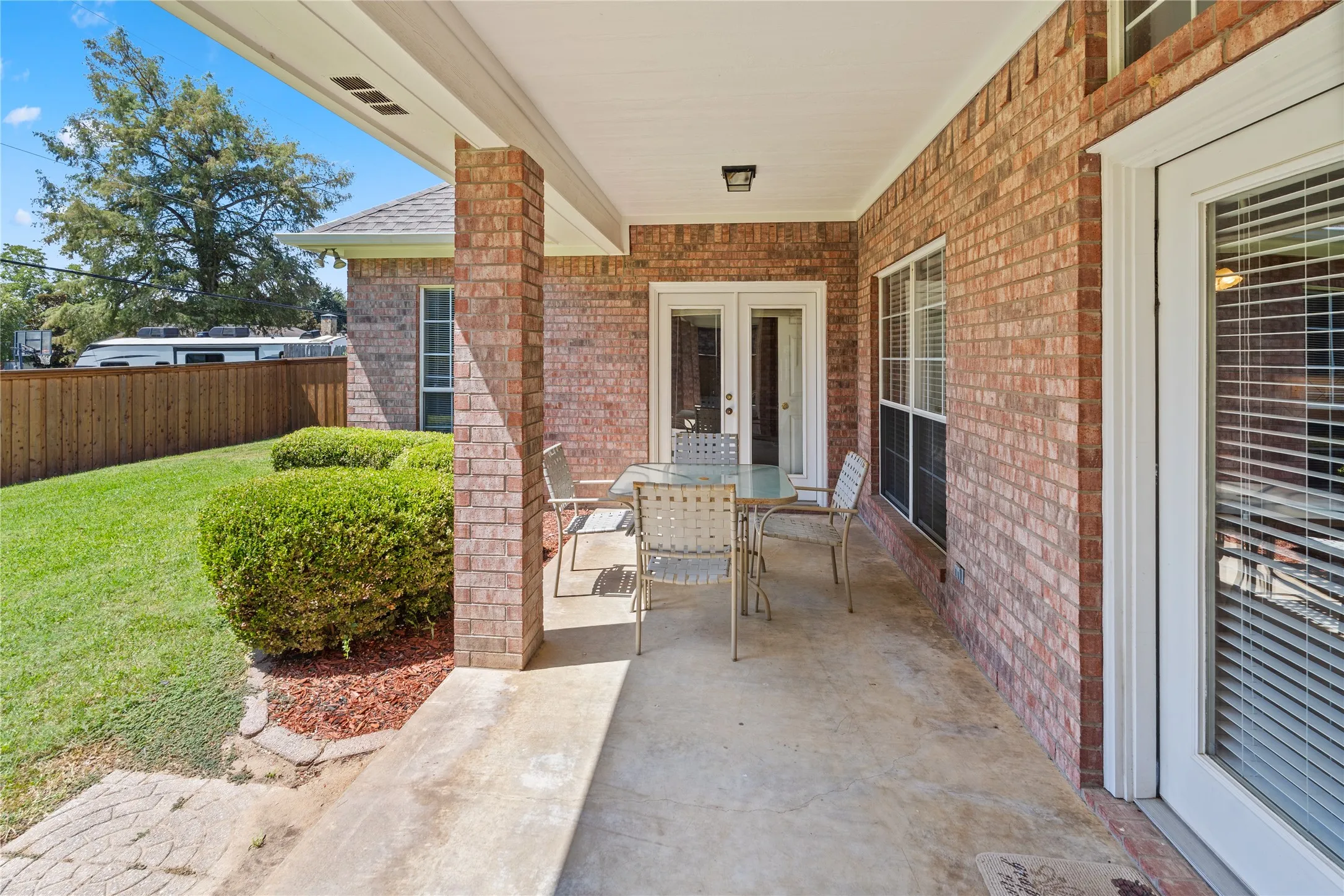 Single Family Residence For Sale in Hopkins County , 500 Kelli Circle, Sulphur Springs, Texas 75482, 3 Bedroom, 2 Bathroom, 2 Garage spaces, 2,136 Sqft, built in 1997, mls#21380519, Real Estate Agent in Sulphur Springs, Homes For Sale in Hopkins county, Homes For Sale in Sulphur Springs, Realtor in Sulphur Springs Texas, Real Estate Brokerage Independent Realty Texas, Luminita Cordes Realtor