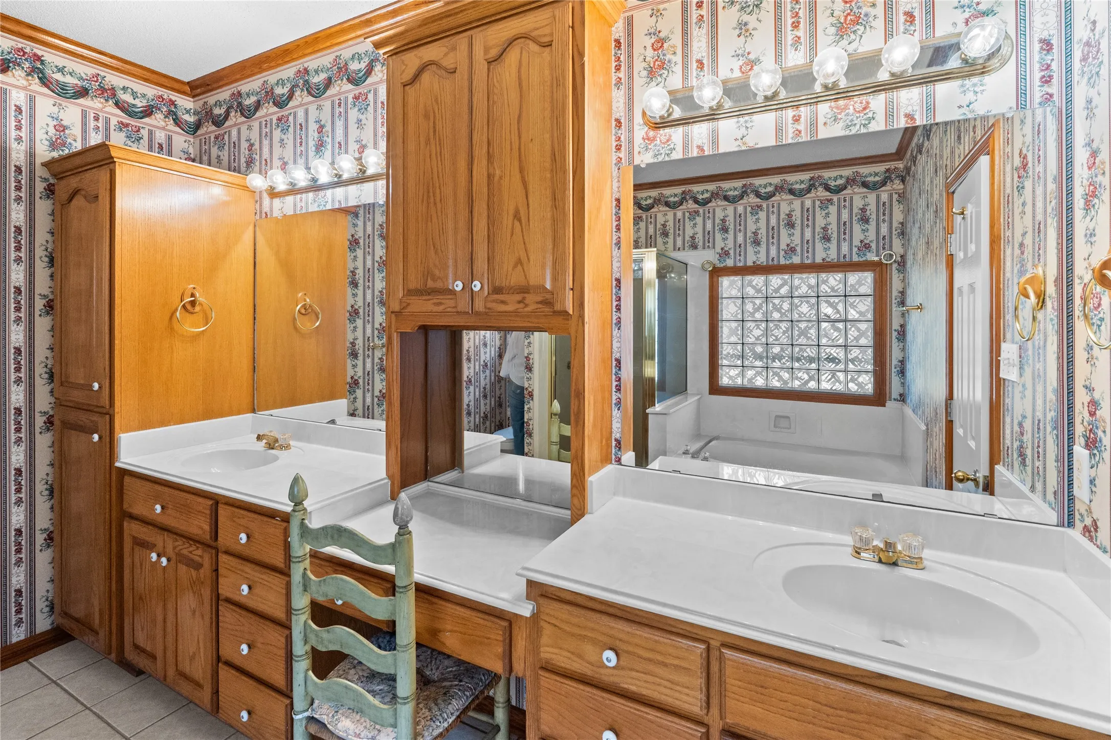 Single Family Residence For Sale in Hopkins County , 500 Kelli Circle, Sulphur Springs, Texas 75482, 3 Bedroom, 2 Bathroom, 2 Garage spaces, 2,136 Sqft, built in 1997, mls#21380519, Real Estate Agent in Sulphur Springs, Homes For Sale in Hopkins county, Homes For Sale in Sulphur Springs, Realtor in Sulphur Springs Texas, Real Estate Brokerage Independent Realty Texas, Luminita Cordes Realtor