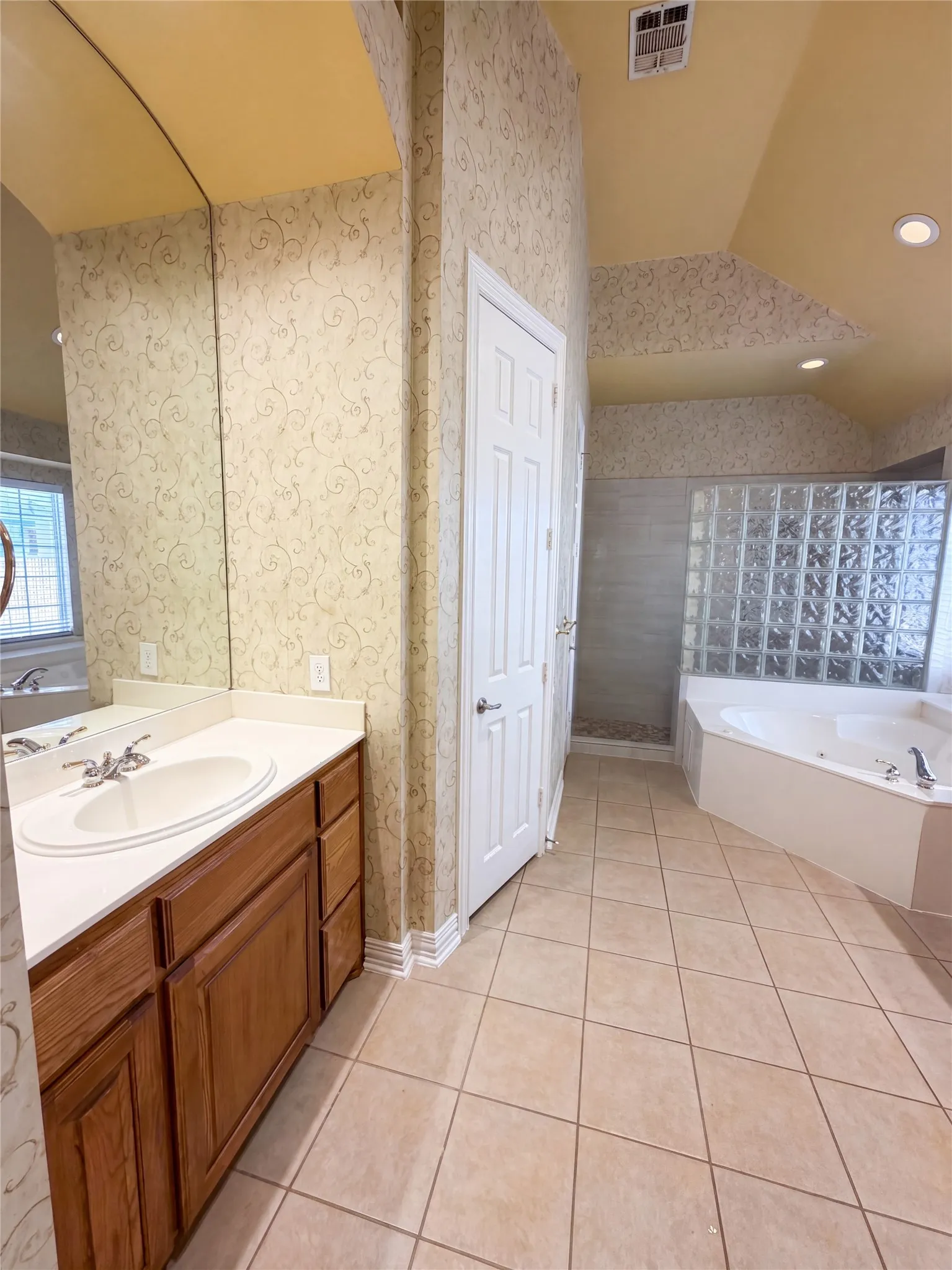 Single Family Residence For Sale in Collin County , 3228 Tearose Drive, Richardson, Texas 75082, 5 Bedroom, 4 Bathroom, 2 Garage spaces, 3,390 Sqft, built in 2002, mls#21380831, Real Estate Agent in Richardson, Homes For Sale in Collin county, Homes For Sale in Richardson, Realtor in Richardson Texas, Real Estate Brokerage Independent Realty Texas, Luminita Cordes Realtor