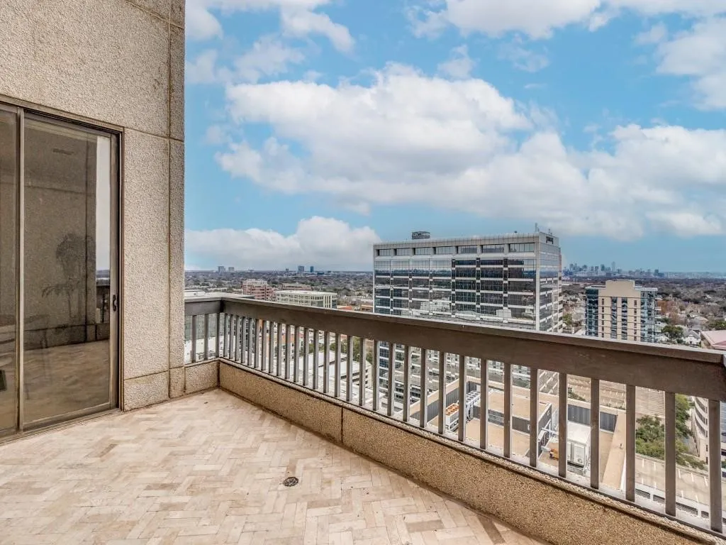 Condominium For Sale in Dallas County , 5909 Luther Lane 2301, Dallas, Texas 75225, 1 Bedroom, 2 Bathroom, 2 Garage spaces, 1,737 Sqft, built in 1983, mls#21380809, Real Estate Agent in Dallas, Homes For Sale in Dallas county, Homes For Sale in Dallas, Realtor in Dallas Texas, Real Estate Brokerage Independent Realty Texas, Luminita Cordes Realtor