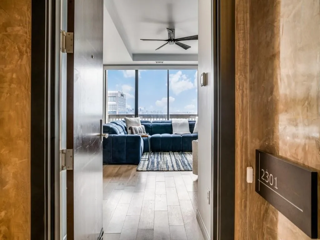 Condominium For Sale in Dallas County , 5909 Luther Lane 2301, Dallas, Texas 75225, 1 Bedroom, 2 Bathroom, 2 Garage spaces, 1,737 Sqft, built in 1983, mls#21380809, Real Estate Agent in Dallas, Homes For Sale in Dallas county, Homes For Sale in Dallas, Realtor in Dallas Texas, Real Estate Brokerage Independent Realty Texas, Luminita Cordes Realtor