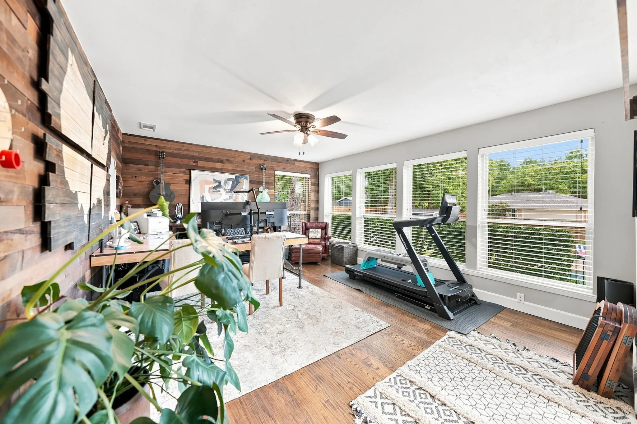 Single Family Residence For Sale in Rockwall County , 303 Russwood Street, Rockwall, Texas 75087, 3 Bedroom, 4 Bathroom, 2 Garage spaces, 2,844 Sqft, built in 1981, mls#21380625, Real Estate Agent in Rockwall, Homes For Sale in Rockwall county, Homes For Sale in Rockwall, Realtor in Rockwall Texas, Real Estate Brokerage Independent Realty Texas, Luminita Cordes Realtor