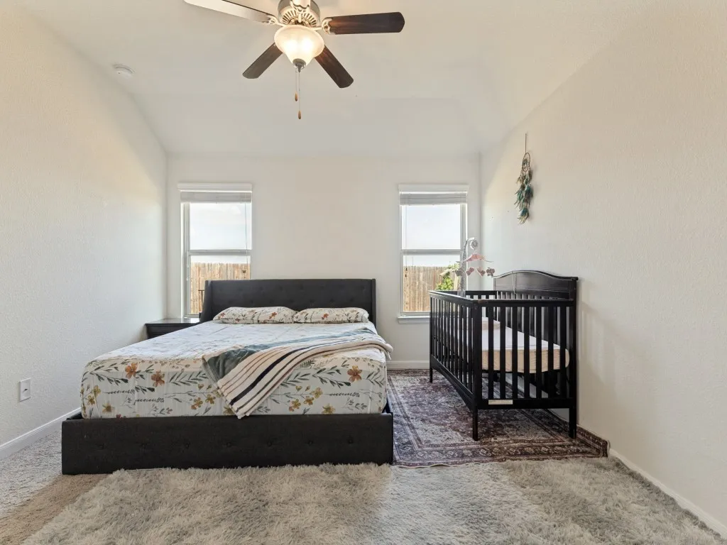 Vaulted ceiling with an attached ceiling fan and light fixture