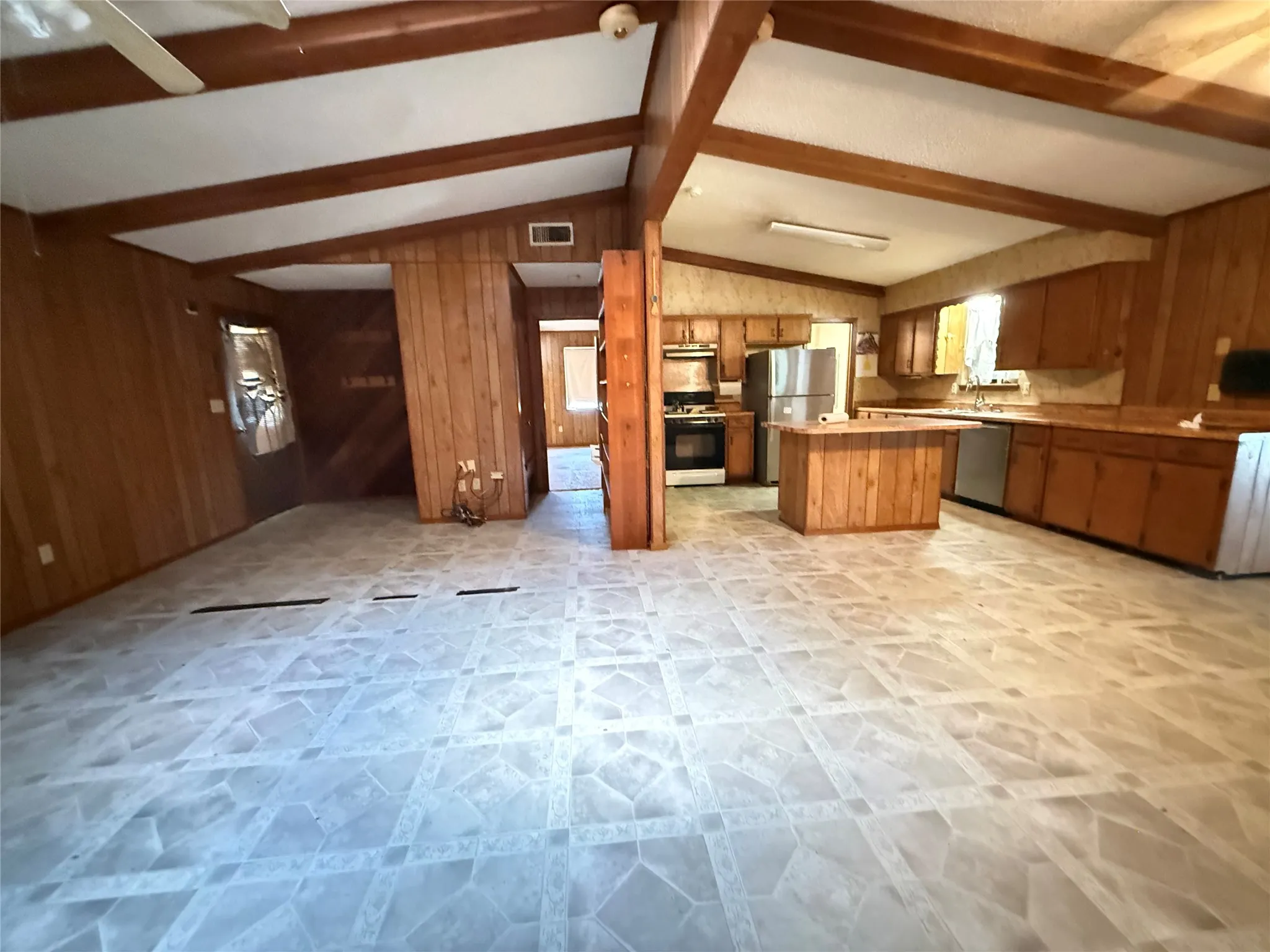 Single Family Residence For Sale in Fannin County , 4411 Fm 100, Honey Grove, Texas 75446, 3 Bedroom, 2 Bathroom, Garage spaces, 1,404 Sqft, built in 1986, mls#21380854, Real Estate Agent in Honey Grove, Homes For Sale in Fannin county, Homes For Sale in Honey Grove, Realtor in Honey Grove Texas, Real Estate Brokerage Independent Realty Texas, Luminita Cordes Realtor