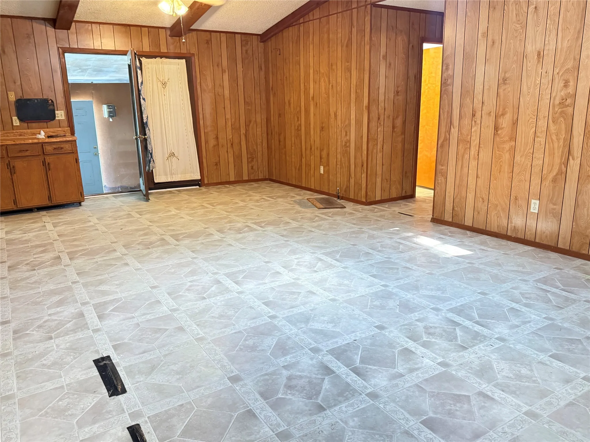 Single Family Residence For Sale in Fannin County , 4411 Fm 100, Honey Grove, Texas 75446, 3 Bedroom, 2 Bathroom, Garage spaces, 1,404 Sqft, built in 1986, mls#21380854, Real Estate Agent in Honey Grove, Homes For Sale in Fannin county, Homes For Sale in Honey Grove, Realtor in Honey Grove Texas, Real Estate Brokerage Independent Realty Texas, Luminita Cordes Realtor
