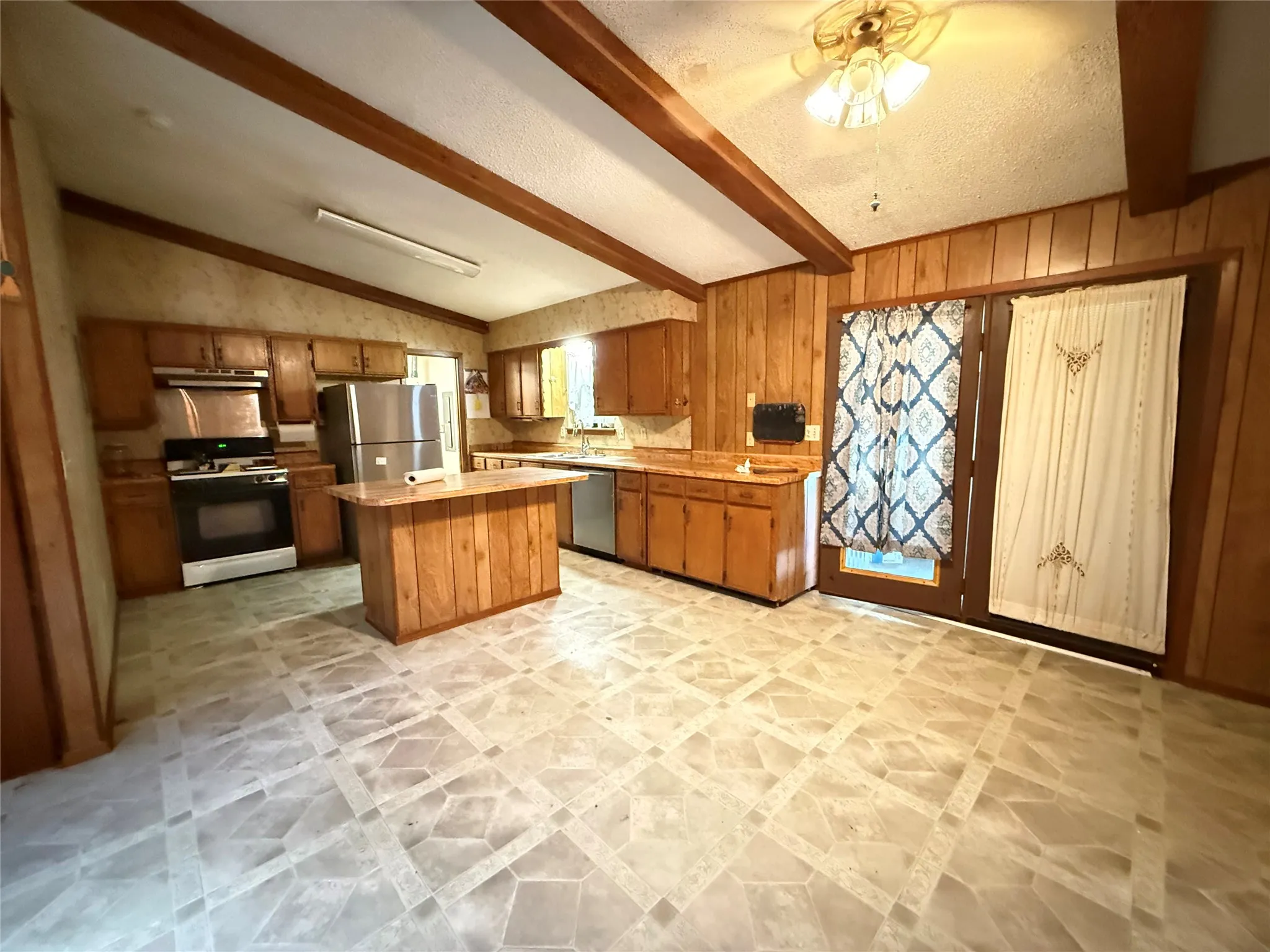 Single Family Residence For Sale in Fannin County , 4411 Fm 100, Honey Grove, Texas 75446, 3 Bedroom, 2 Bathroom, Garage spaces, 1,404 Sqft, built in 1986, mls#21380854, Real Estate Agent in Honey Grove, Homes For Sale in Fannin county, Homes For Sale in Honey Grove, Realtor in Honey Grove Texas, Real Estate Brokerage Independent Realty Texas, Luminita Cordes Realtor