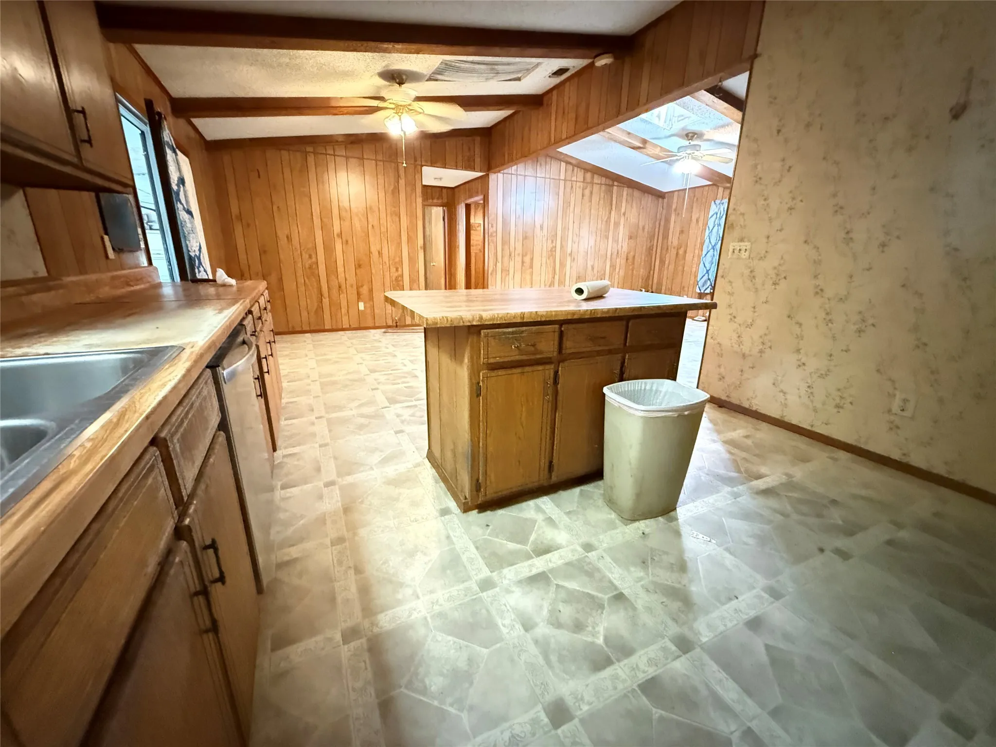 Single Family Residence For Sale in Fannin County , 4411 Fm 100, Honey Grove, Texas 75446, 3 Bedroom, 2 Bathroom, Garage spaces, 1,404 Sqft, built in 1986, mls#21380854, Real Estate Agent in Honey Grove, Homes For Sale in Fannin county, Homes For Sale in Honey Grove, Realtor in Honey Grove Texas, Real Estate Brokerage Independent Realty Texas, Luminita Cordes Realtor