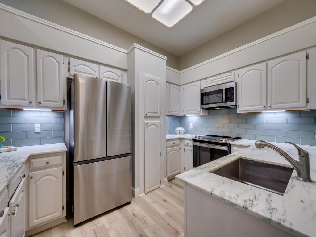 Townhouse For Sale in Dallas County , 2522 Mallard Cove, Carrollton, Texas 75006, 2 Bedroom, 2 Bathroom, 2 Garage spaces, 1,540 Sqft, built in 1983, mls#21372058, Real Estate Agent in Carrollton, Homes For Sale in Dallas county, Homes For Sale in Carrollton, Realtor in Carrollton Texas, Real Estate Brokerage Independent Realty Texas, Luminita Cordes Realtor