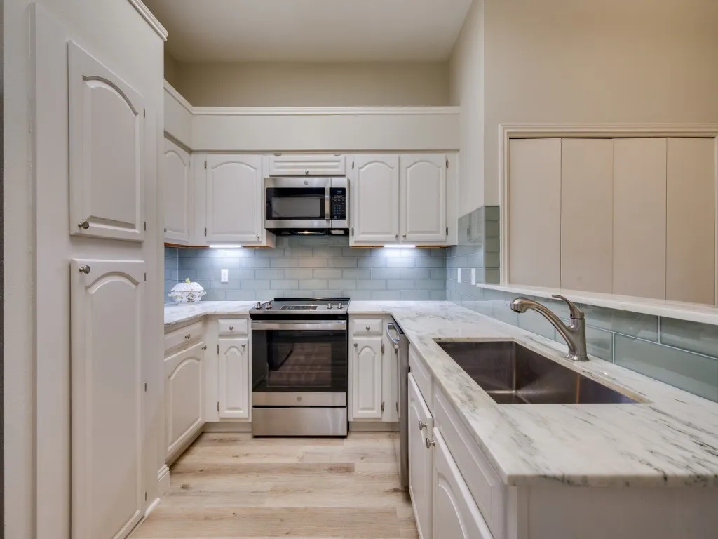 Townhouse For Sale in Dallas County , 2522 Mallard Cove, Carrollton, Texas 75006, 2 Bedroom, 2 Bathroom, 2 Garage spaces, 1,540 Sqft, built in 1983, mls#21372058, Real Estate Agent in Carrollton, Homes For Sale in Dallas county, Homes For Sale in Carrollton, Realtor in Carrollton Texas, Real Estate Brokerage Independent Realty Texas, Luminita Cordes Realtor