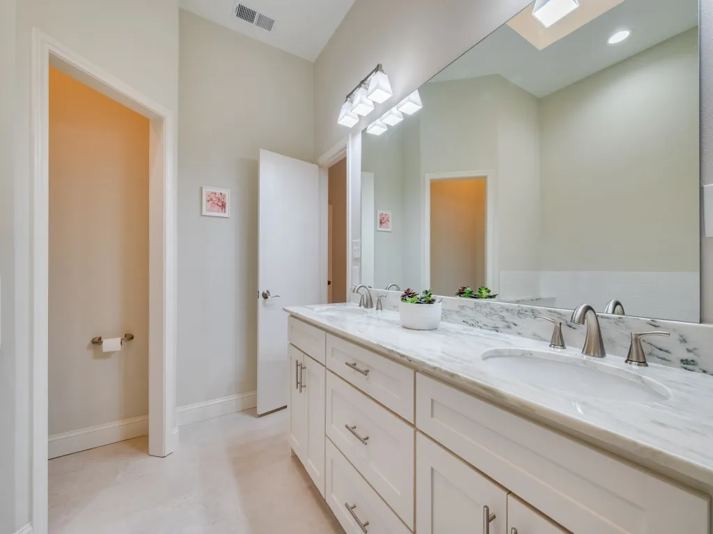 Townhouse For Sale in Dallas County , 2522 Mallard Cove, Carrollton, Texas 75006, 2 Bedroom, 2 Bathroom, 2 Garage spaces, 1,540 Sqft, built in 1983, mls#21372058, Real Estate Agent in Carrollton, Homes For Sale in Dallas county, Homes For Sale in Carrollton, Realtor in Carrollton Texas, Real Estate Brokerage Independent Realty Texas, Luminita Cordes Realtor