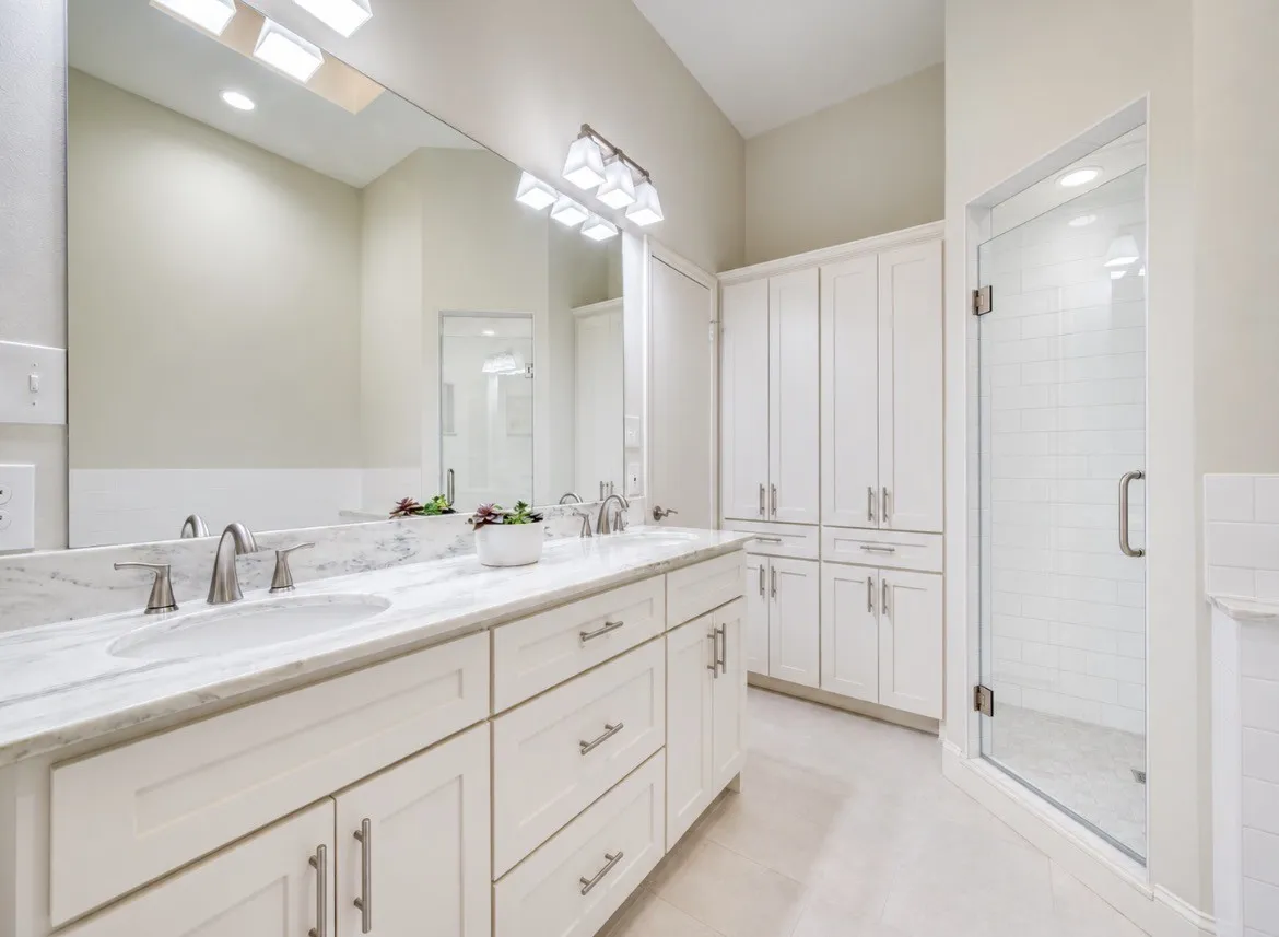 Townhouse For Sale in Dallas County , 2522 Mallard Cove, Carrollton, Texas 75006, 2 Bedroom, 2 Bathroom, 2 Garage spaces, 1,540 Sqft, built in 1983, mls#21372058, Real Estate Agent in Carrollton, Homes For Sale in Dallas county, Homes For Sale in Carrollton, Realtor in Carrollton Texas, Real Estate Brokerage Independent Realty Texas, Luminita Cordes Realtor