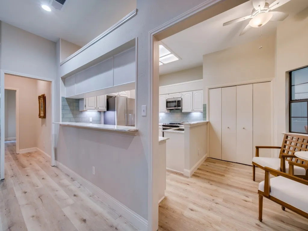 Townhouse For Sale in Dallas County , 2522 Mallard Cove, Carrollton, Texas 75006, 2 Bedroom, 2 Bathroom, 2 Garage spaces, 1,540 Sqft, built in 1983, mls#21372058, Real Estate Agent in Carrollton, Homes For Sale in Dallas county, Homes For Sale in Carrollton, Realtor in Carrollton Texas, Real Estate Brokerage Independent Realty Texas, Luminita Cordes Realtor