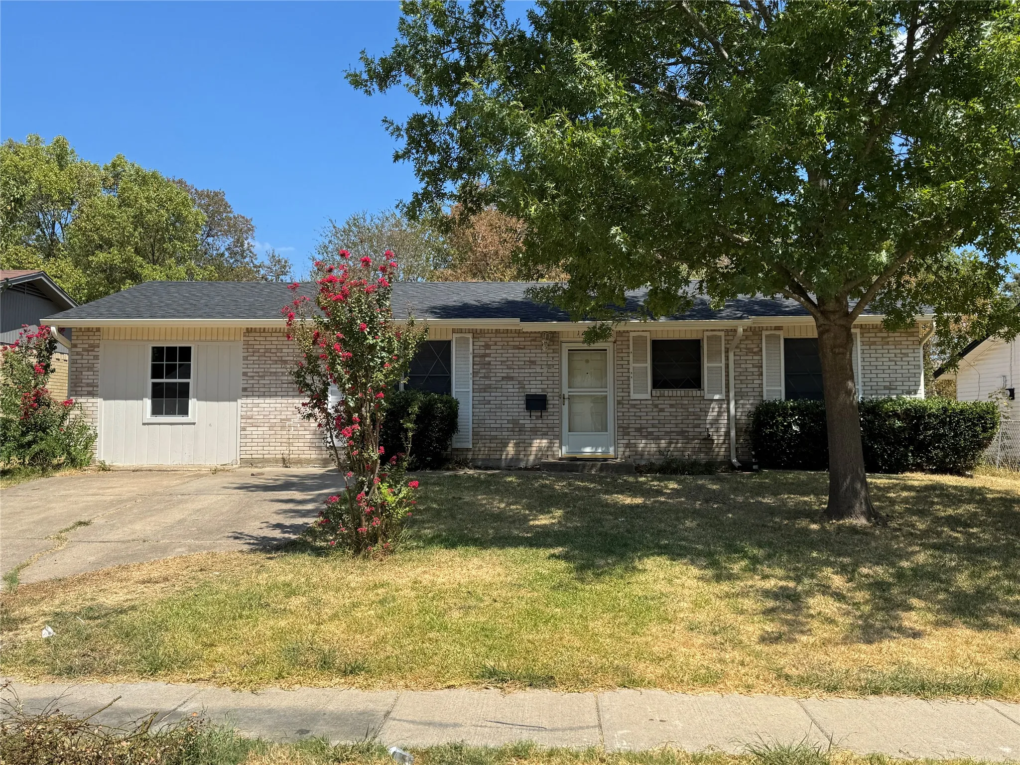 Single Family Residence For Rent in Dallas County , 1229 Greenbrier Drive, Mesquite, Texas 75149, 3 Bedroom, 1 Bathroom, Garage spaces, 912 Sqft, built in 1962, mls#21380745, Real Estate Agent in Mesquite, Homes For Rent in Dallas county, Homes For Rent in Mesquite, Realtor in Mesquite Texas, Real Estate Brokerage Independent Realty Texas, Luminita Cordes Realtor