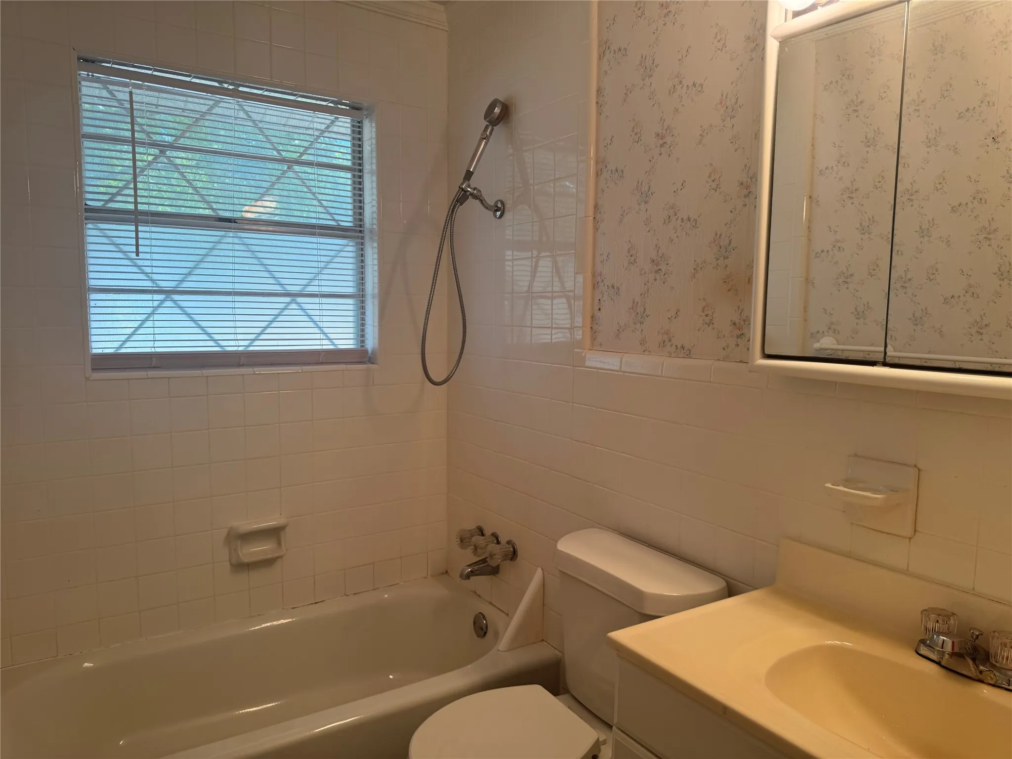 Single Family Residence For Rent in Dallas County , 1229 Greenbrier Drive, Mesquite, Texas 75149, 3 Bedroom, 1 Bathroom, Garage spaces, 912 Sqft, built in 1962, mls#21380745, Real Estate Agent in Mesquite, Homes For Rent in Dallas county, Homes For Rent in Mesquite, Realtor in Mesquite Texas, Real Estate Brokerage Independent Realty Texas, Luminita Cordes Realtor