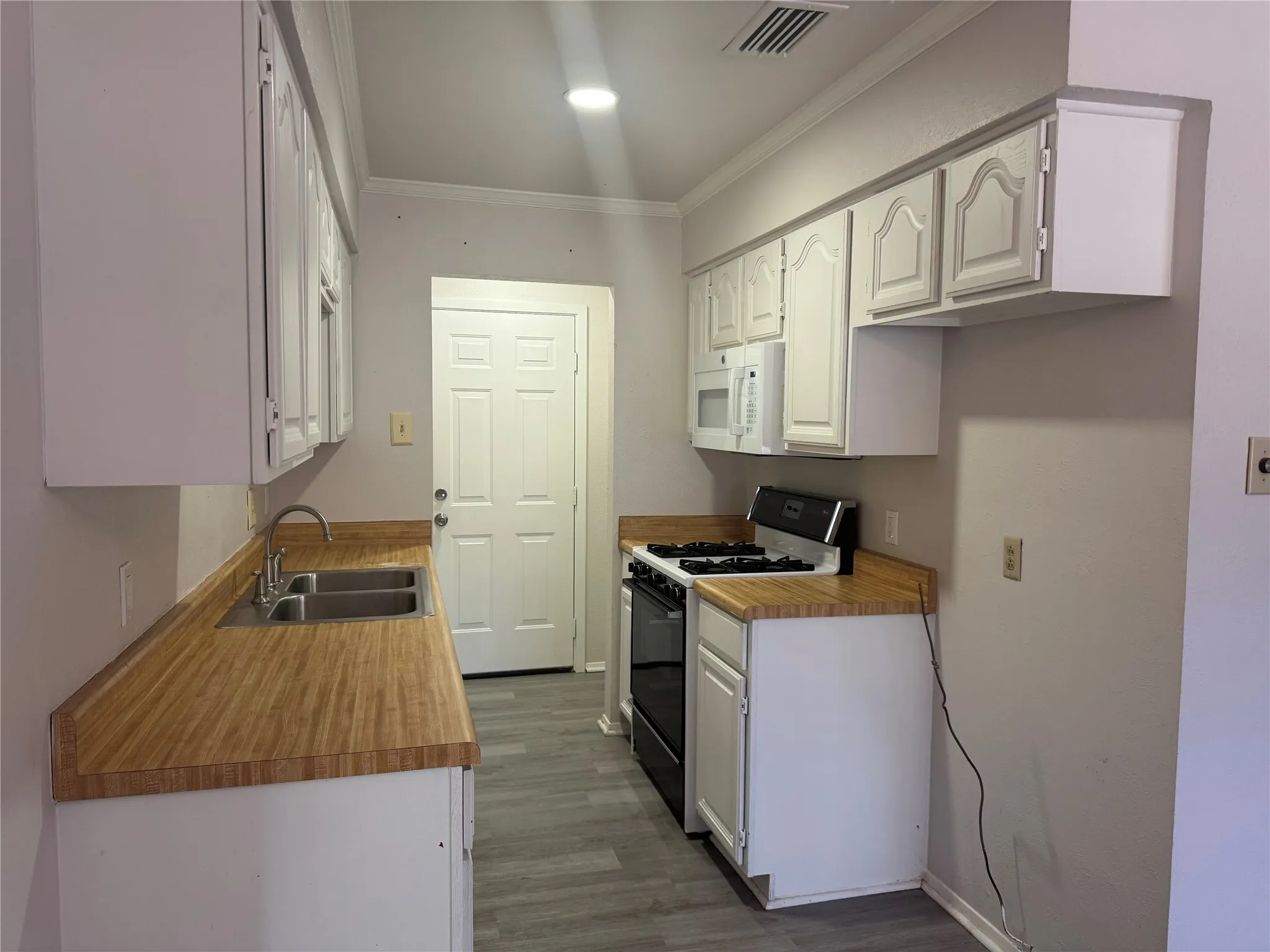 Single Family Residence For Rent in Dallas County , 1229 Greenbrier Drive, Mesquite, Texas 75149, 3 Bedroom, 1 Bathroom, Garage spaces, 912 Sqft, built in 1962, mls#21380745, Real Estate Agent in Mesquite, Homes For Rent in Dallas county, Homes For Rent in Mesquite, Realtor in Mesquite Texas, Real Estate Brokerage Independent Realty Texas, Luminita Cordes Realtor