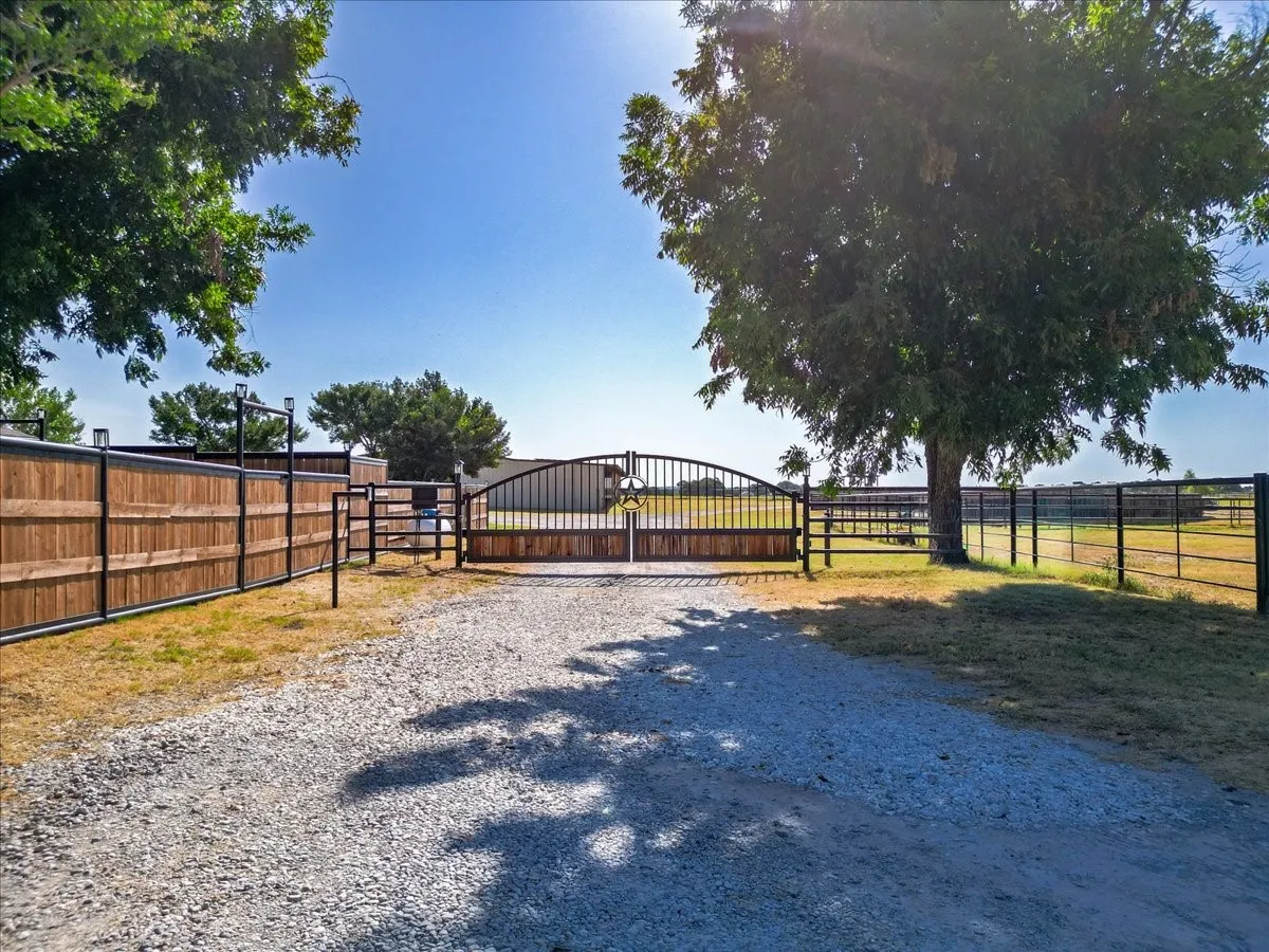 Farm For Sale in Parker County , 820 Walker Lane, Brock, Texas 76066, 3 Bedroom, 2 Bathroom, Garage spaces, 2,412 Sqft, built in 1991, mls#21377902, Real Estate Agent in Brock, Homes For Sale in Parker county, Homes For Sale in Brock, Realtor in Brock Texas, Real Estate Brokerage Independent Realty Texas, Luminita Cordes Realtor
