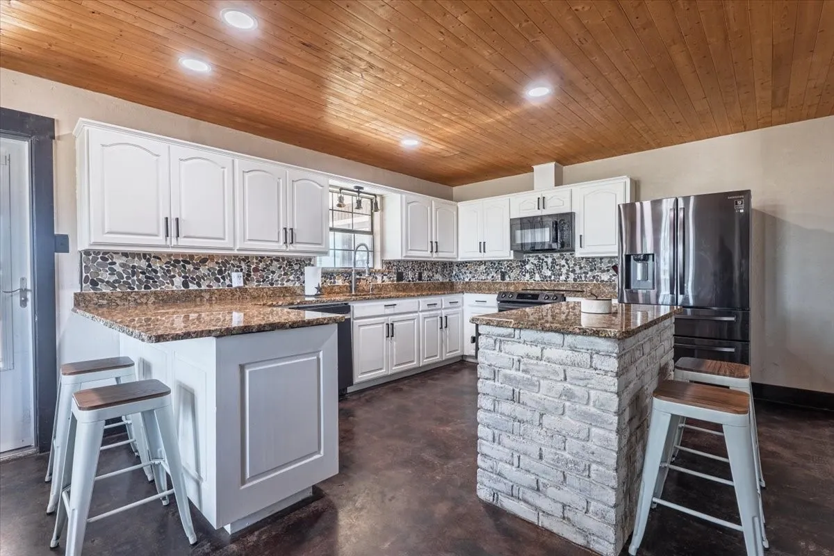 Farm For Sale in Parker County , 820 Walker Lane, Brock, Texas 76066, 3 Bedroom, 2 Bathroom, Garage spaces, 2,412 Sqft, built in 1991, mls#21377902, Real Estate Agent in Brock, Homes For Sale in Parker county, Homes For Sale in Brock, Realtor in Brock Texas, Real Estate Brokerage Independent Realty Texas, Luminita Cordes Realtor