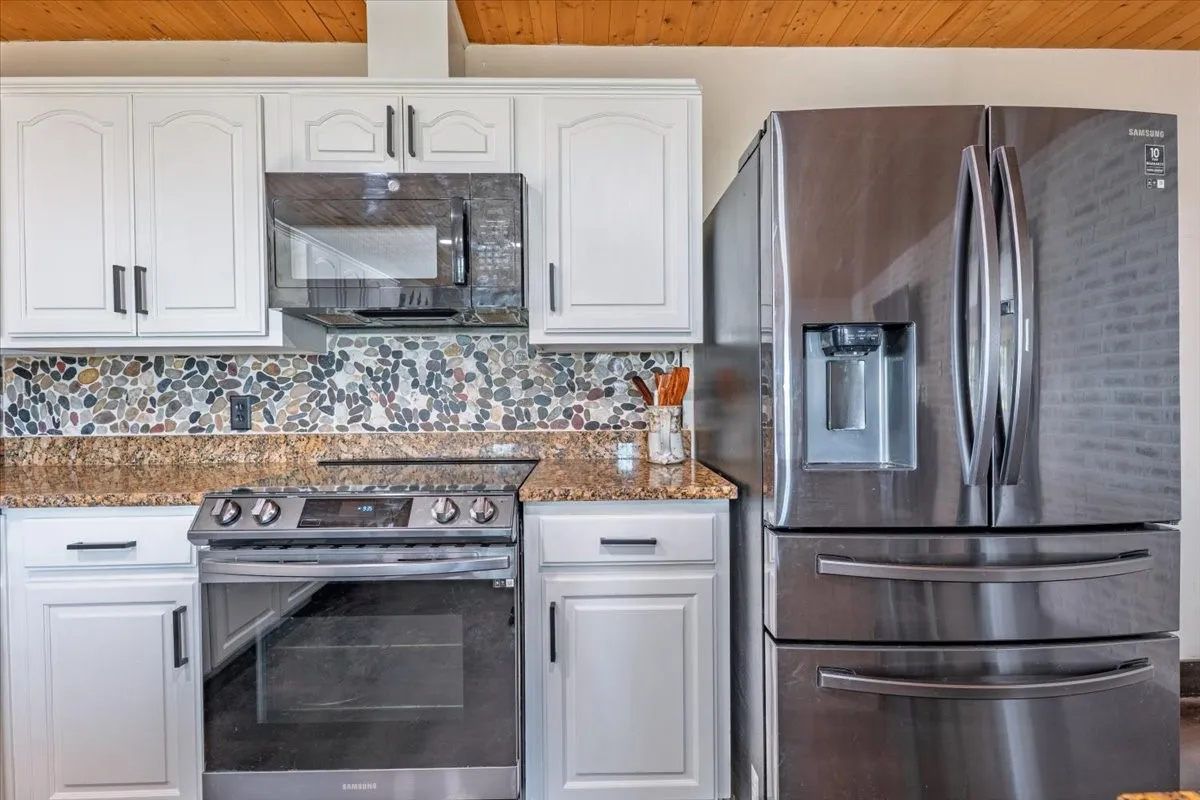 Farm For Sale in Parker County , 820 Walker Lane, Brock, Texas 76066, 3 Bedroom, 2 Bathroom, Garage spaces, 2,412 Sqft, built in 1991, mls#21377902, Real Estate Agent in Brock, Homes For Sale in Parker county, Homes For Sale in Brock, Realtor in Brock Texas, Real Estate Brokerage Independent Realty Texas, Luminita Cordes Realtor