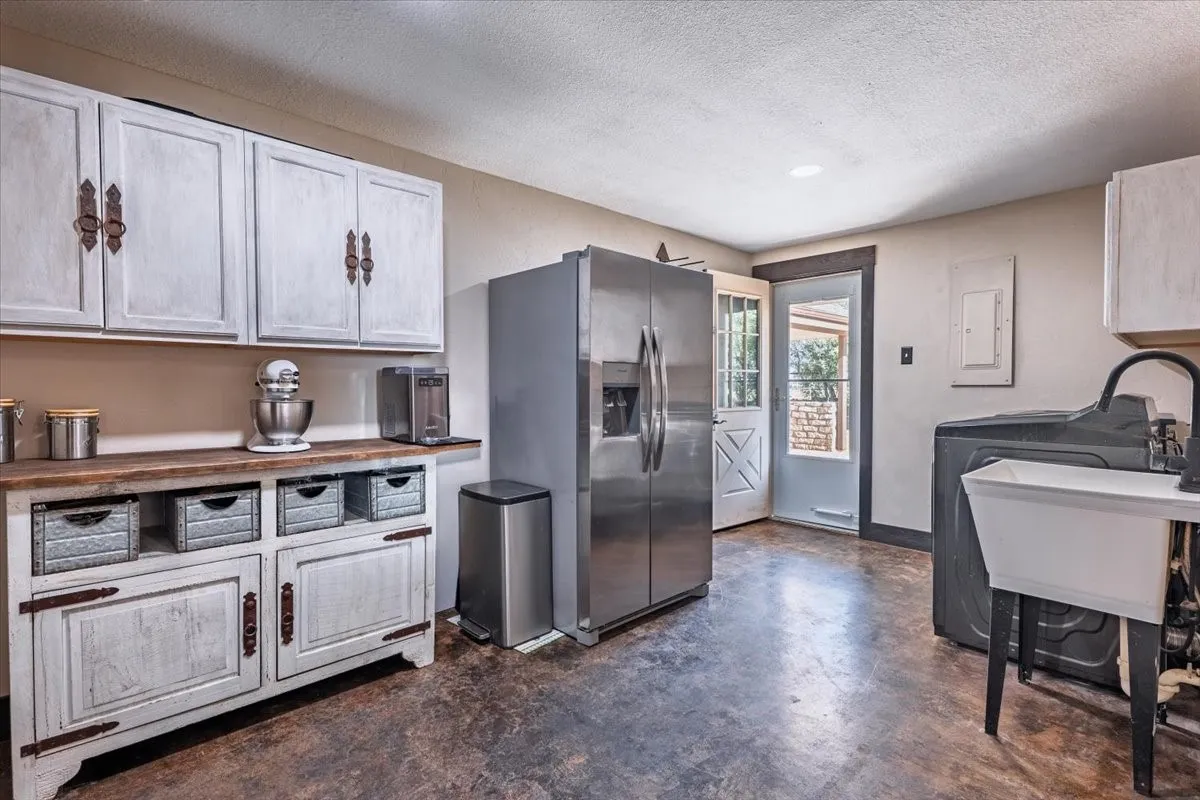 Farm For Sale in Parker County , 820 Walker Lane, Brock, Texas 76066, 3 Bedroom, 2 Bathroom, Garage spaces, 2,412 Sqft, built in 1991, mls#21377902, Real Estate Agent in Brock, Homes For Sale in Parker county, Homes For Sale in Brock, Realtor in Brock Texas, Real Estate Brokerage Independent Realty Texas, Luminita Cordes Realtor