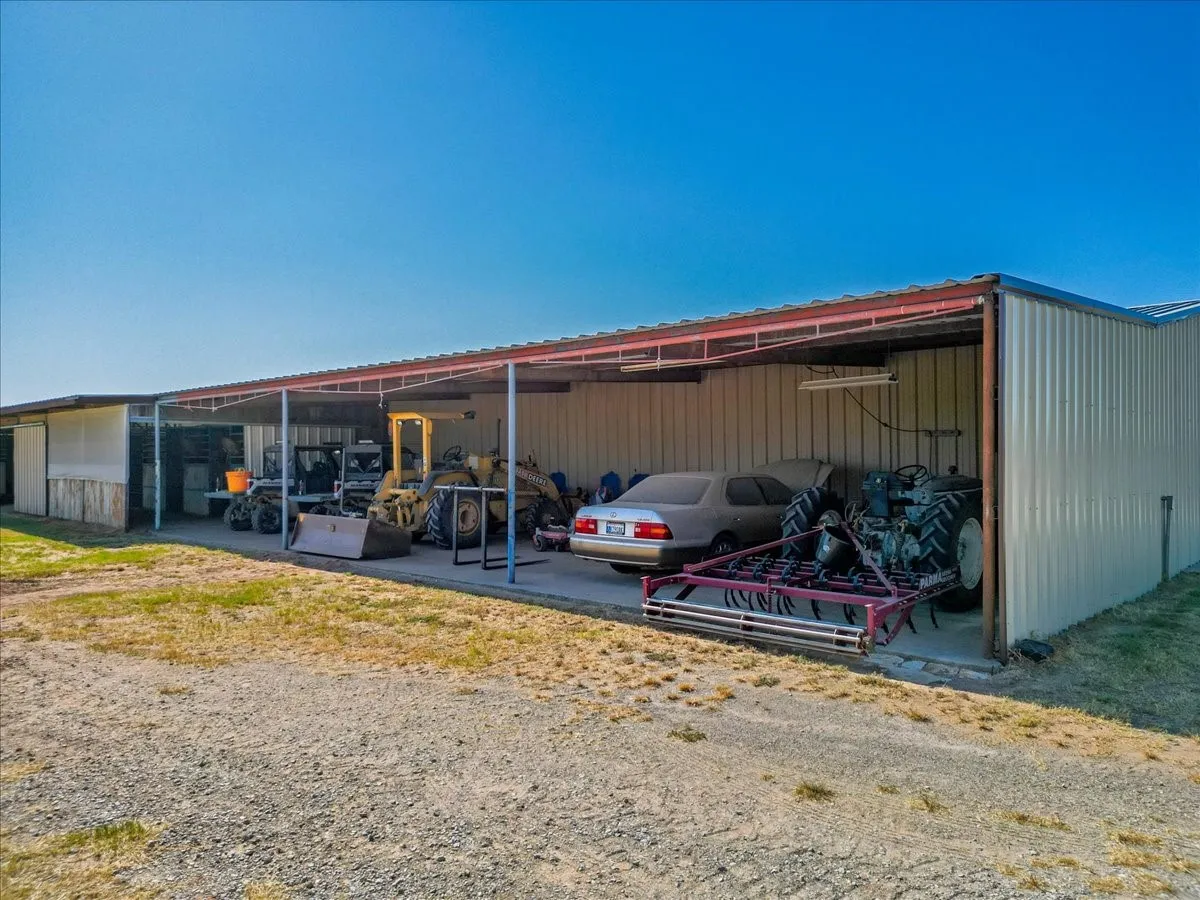 Farm For Sale in Parker County , 820 Walker Lane, Brock, Texas 76066, 3 Bedroom, 2 Bathroom, Garage spaces, 2,412 Sqft, built in 1991, mls#21377902, Real Estate Agent in Brock, Homes For Sale in Parker county, Homes For Sale in Brock, Realtor in Brock Texas, Real Estate Brokerage Independent Realty Texas, Luminita Cordes Realtor