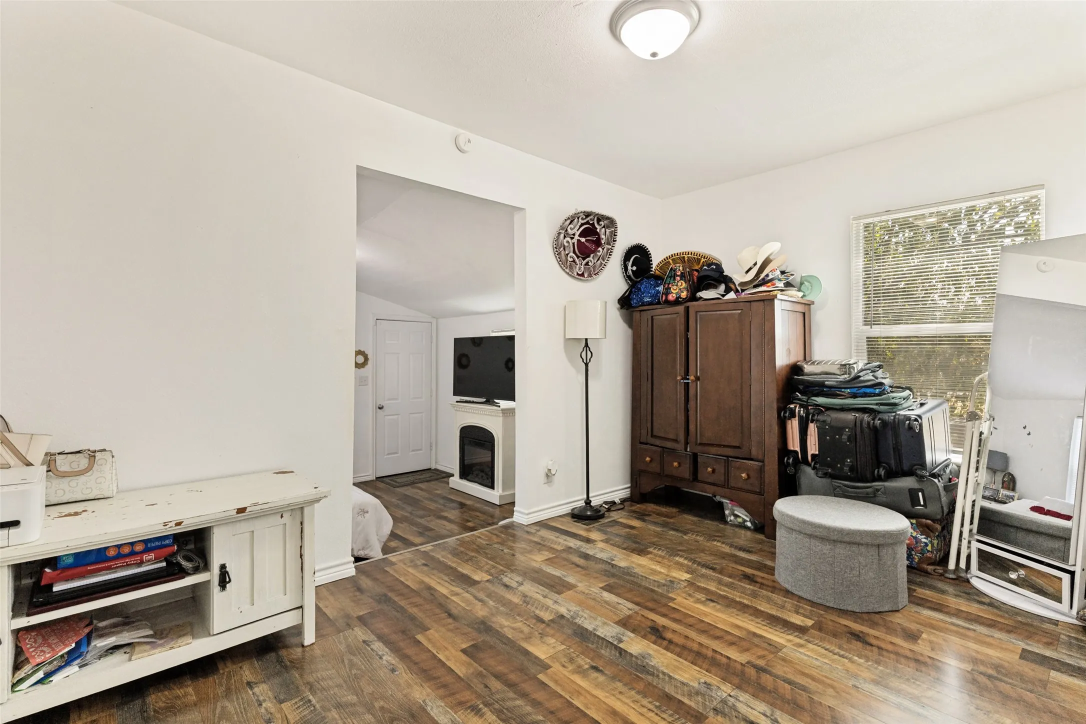 Single Family Residence For Sale in Tarrant County , 1404 Clinton Avenue, Fort Worth, Texas 76164, 5 Bedroom, 3 Bathroom, Garage spaces, 2,724 Sqft, built in 1945, mls#21380556, Real Estate Agent in Fort Worth, Homes For Sale in Tarrant county, Homes For Sale in Fort Worth, Realtor in Fort Worth Texas, Real Estate Brokerage Independent Realty Texas, Luminita Cordes Realtor