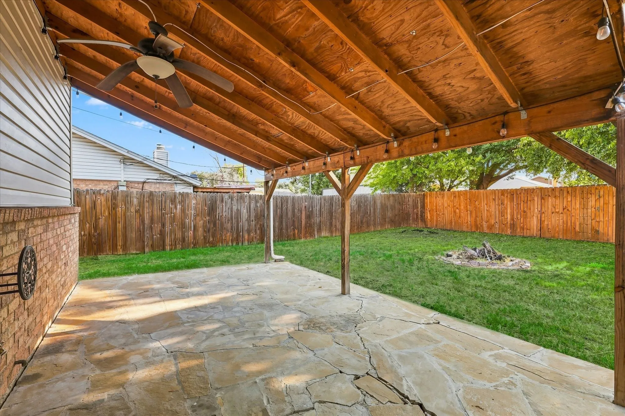 Single Family Residence For Sale in Tarrant County , 6008 Martha Drive, Watauga, Texas 76148, 3 Bedroom, 2 Bathroom, 2 Garage spaces, 1,578 Sqft, built in 1982, mls#21380633, Real Estate Agent in Watauga, Homes For Sale in Tarrant county, Homes For Sale in Watauga, Realtor in Watauga Texas, Real Estate Brokerage Independent Realty Texas, Luminita Cordes Realtor