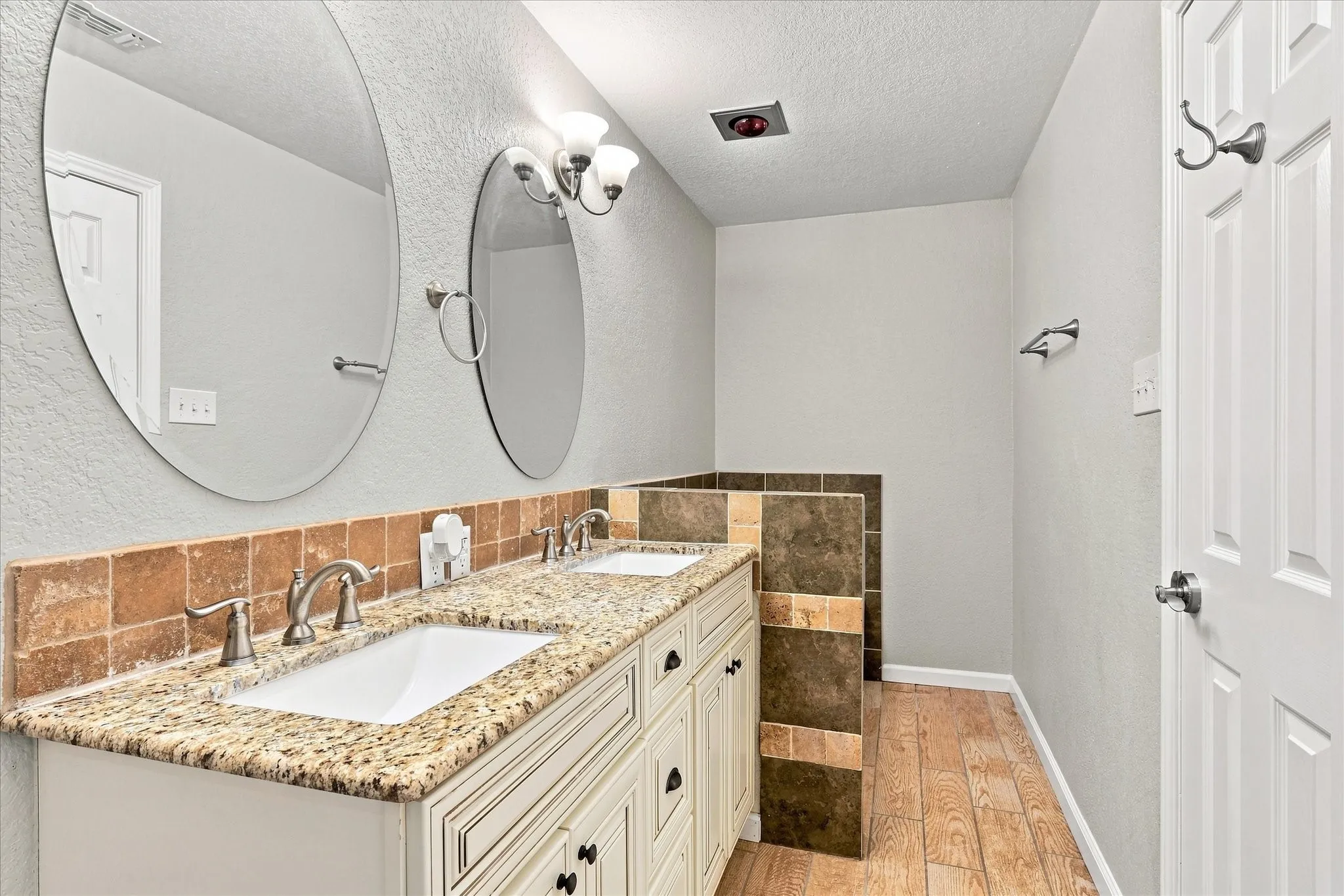 Single Family Residence For Sale in Tarrant County , 6008 Martha Drive, Watauga, Texas 76148, 3 Bedroom, 2 Bathroom, 2 Garage spaces, 1,578 Sqft, built in 1982, mls#21380633, Real Estate Agent in Watauga, Homes For Sale in Tarrant county, Homes For Sale in Watauga, Realtor in Watauga Texas, Real Estate Brokerage Independent Realty Texas, Luminita Cordes Realtor