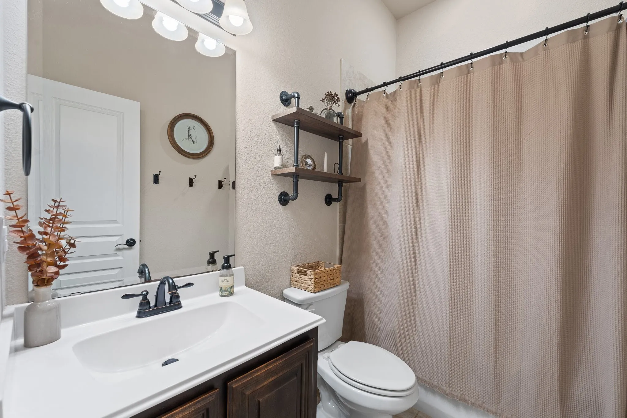 Single Family Residence For Sale in Johnson County , 119 Gateway Drive, Alvarado, Texas 76009, 4 Bedroom, 2 Bathroom, 2 Garage spaces, 1,670 Sqft, built in 2017, mls#21380768, Real Estate Agent in Alvarado, Homes For Sale in Johnson county, Homes For Sale in Alvarado, Realtor in Alvarado Texas, Real Estate Brokerage Independent Realty Texas, Luminita Cordes Realtor