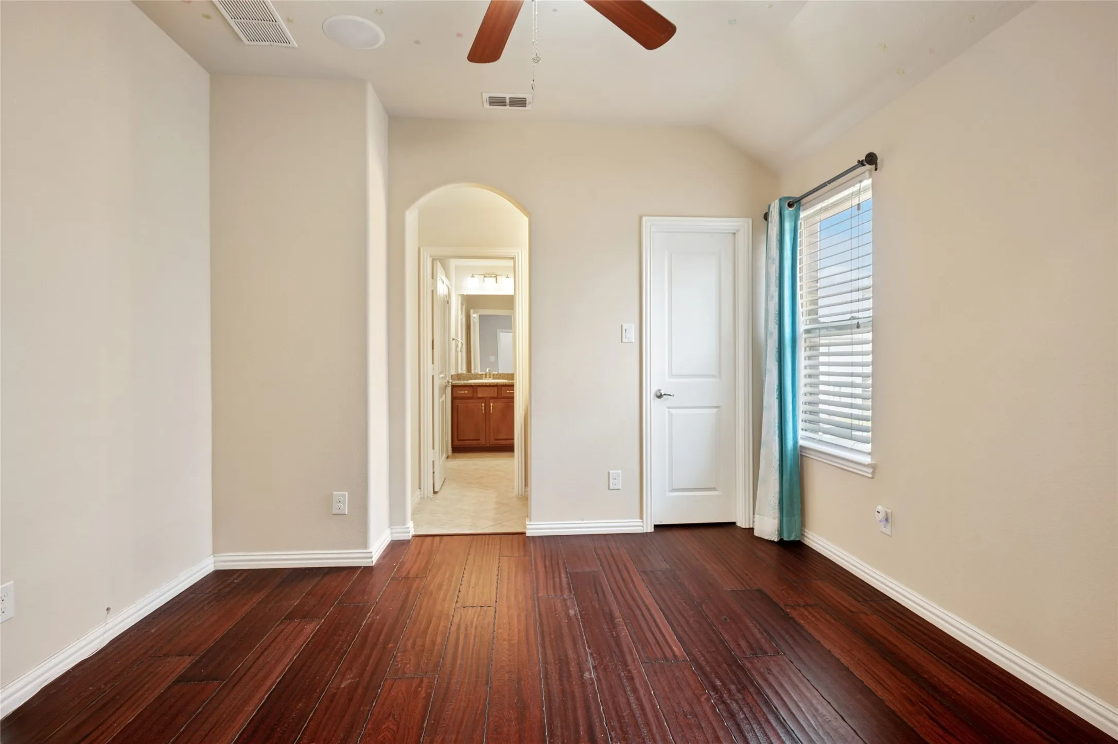 Single Family Residence For Rent in Dallas County , 7211 Beranger Drive, Irving, Texas 75063, 4 Bedroom, 5 Bathroom, 2 Garage spaces, 4,065 Sqft, built in 2014, mls#21380879, Real Estate Agent in Irving, Homes For Rent in Dallas county, Homes For Rent in Irving, Realtor in Irving Texas, Real Estate Brokerage Independent Realty Texas, Luminita Cordes Realtor