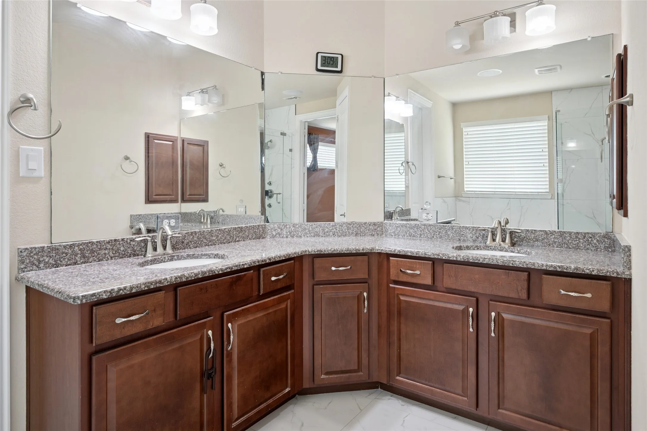 Single Family Residence For Rent in Dallas County , 7211 Beranger Drive, Irving, Texas 75063, 4 Bedroom, 5 Bathroom, 2 Garage spaces, 4,065 Sqft, built in 2014, mls#21380879, Real Estate Agent in Irving, Homes For Rent in Dallas county, Homes For Rent in Irving, Realtor in Irving Texas, Real Estate Brokerage Independent Realty Texas, Luminita Cordes Realtor